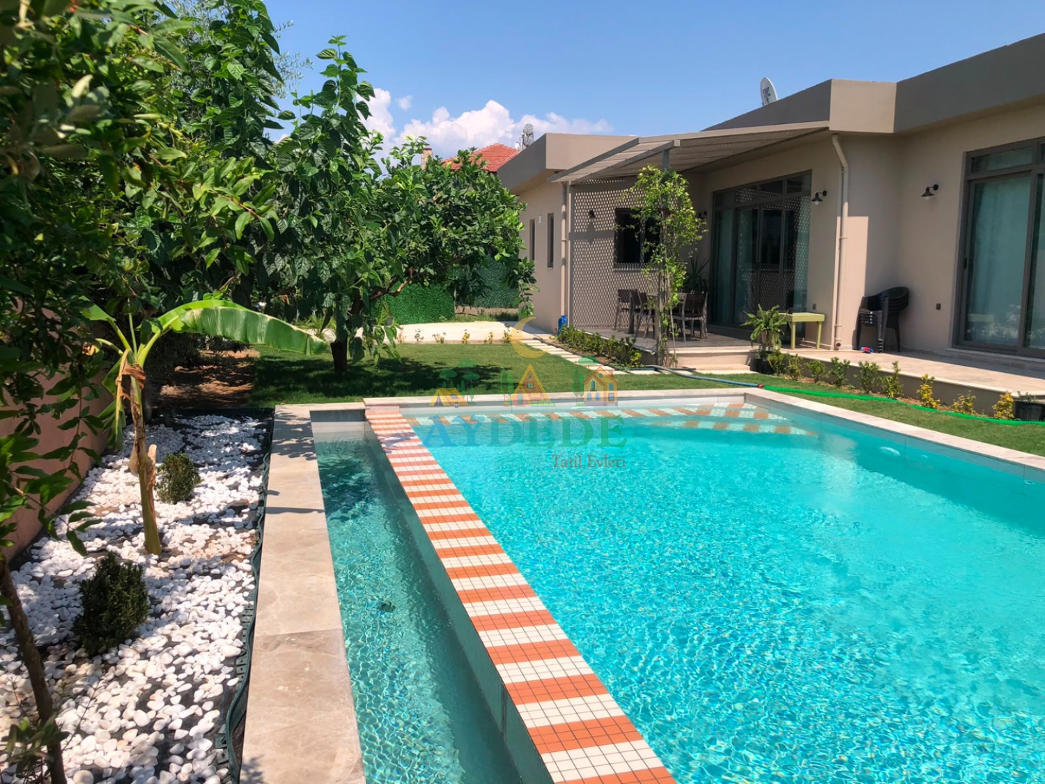 Villa La Luci'nin Fethiye Patlangıç'taki özel yüzme havuzu ve modern bahçe tasarımıyla huzurlu tatil alanı.