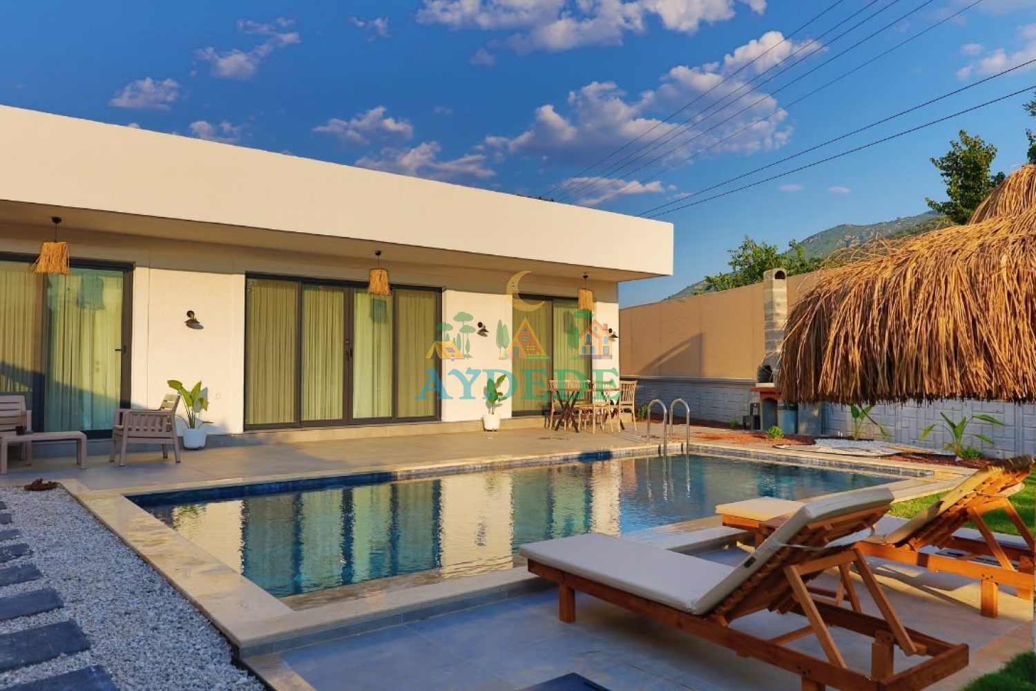 Villa Brio Fethiye Karaçulha'da özel yüzme havuzu, modern mimarisi ve şık tasarımıyla ailelere özel konforlu villa tatili sunuyor.