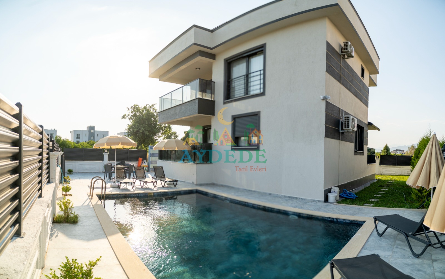 Villa Momo Dalaman Merkez'de özel yüzme havuzu, modern mimarisi ve geniş yaşam alanlarıyla geniş ailelere özel konforlu villa tatili sunuyor.