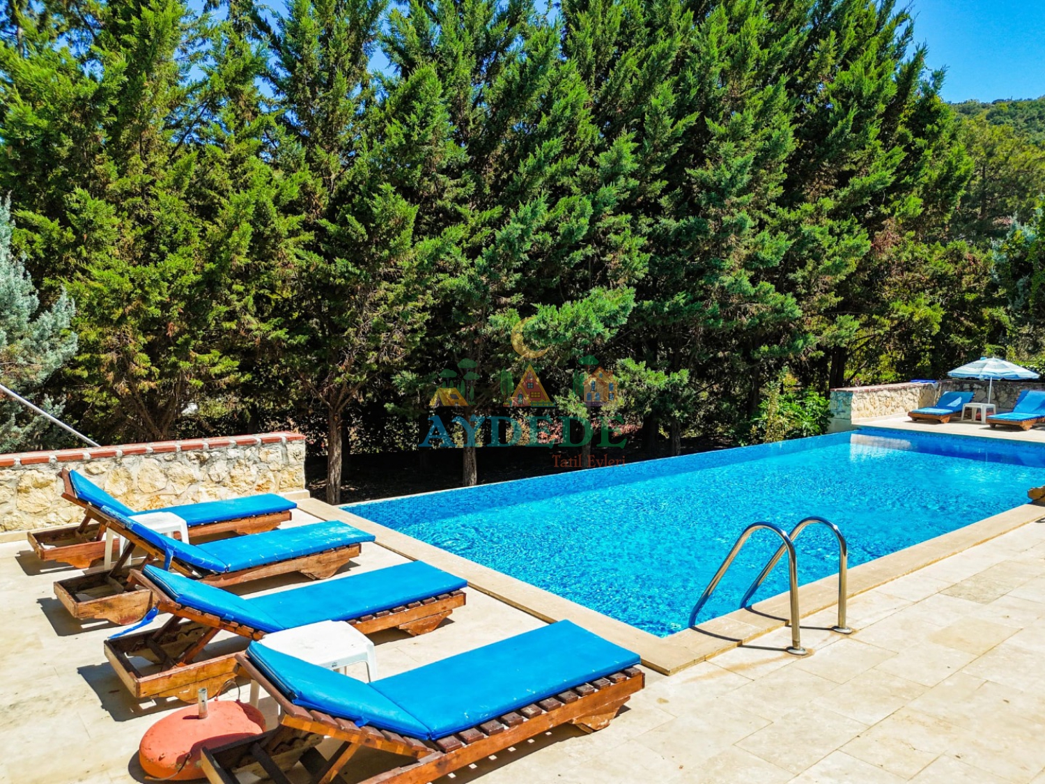 Villa Macha Kalkan'da geniş özel yüzme havuzu ve yemyeşil doğa manzarasıyla bohem konseptli lüks villa tatili sunuyor.