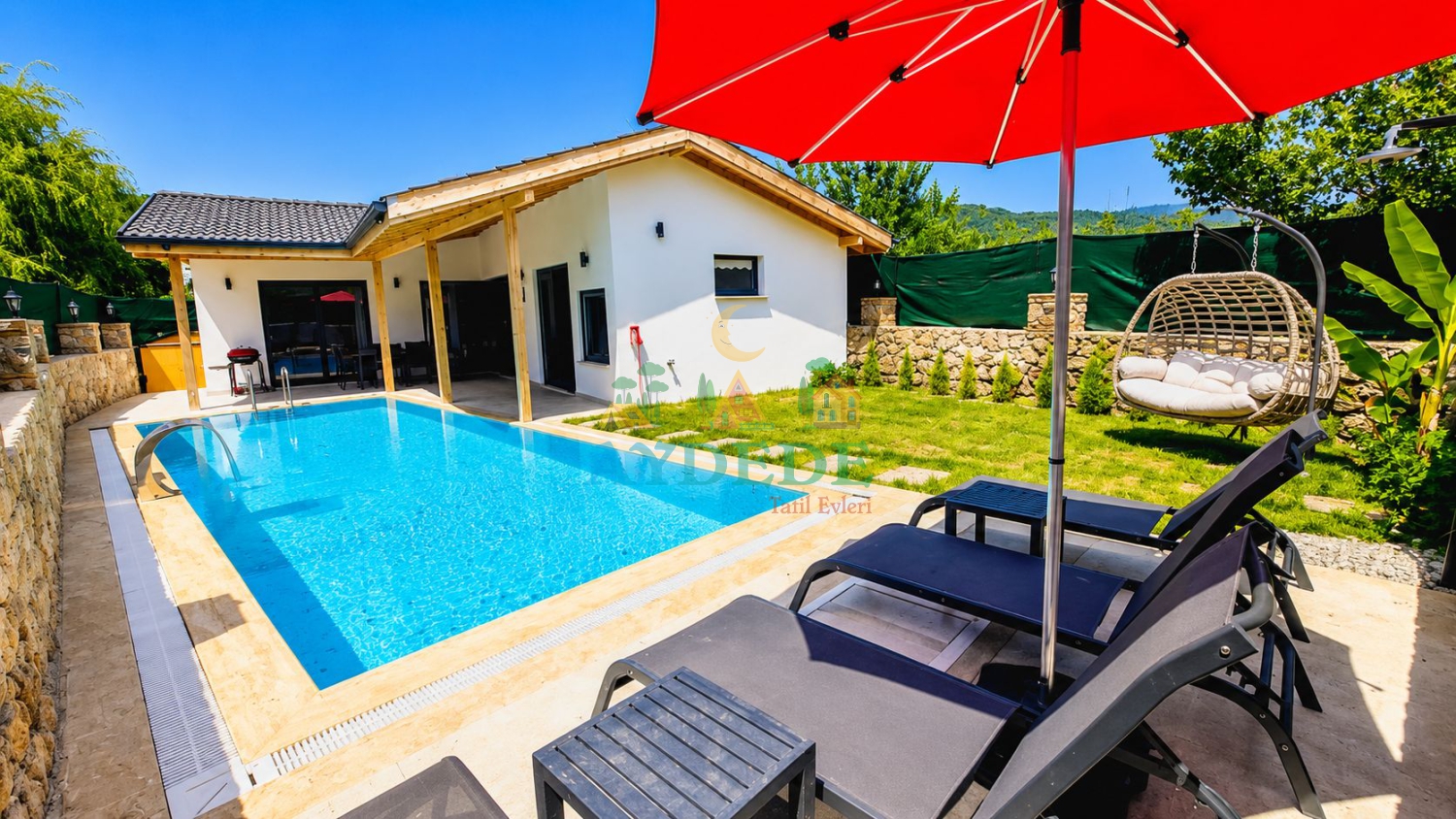 Fethiye Kayaköy'de yer alan Villa Tint'in özel yüzme havuzu ve doğa içerisinde konumlanan huzurlu bahçesi.