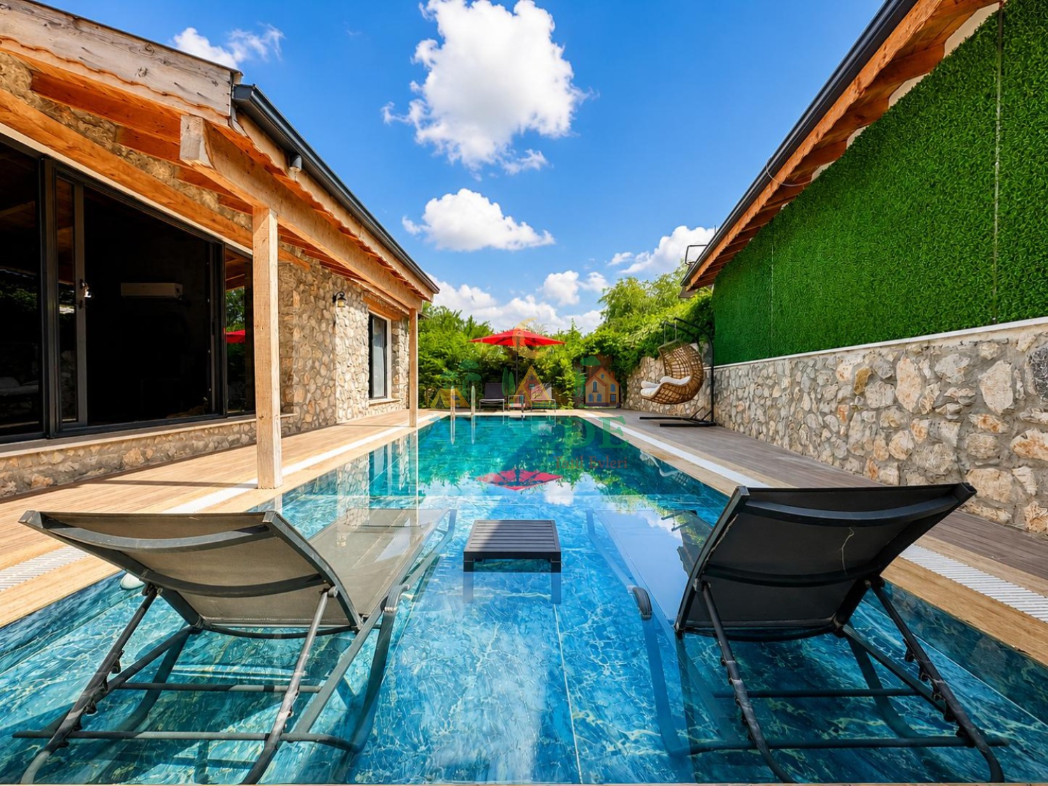 Fethiye Kayaköy'de bulunan Villa Tint Duo'nun özel yüzme havuzu ve doğa içerisinde konumlanan korunaklı bahçesi.