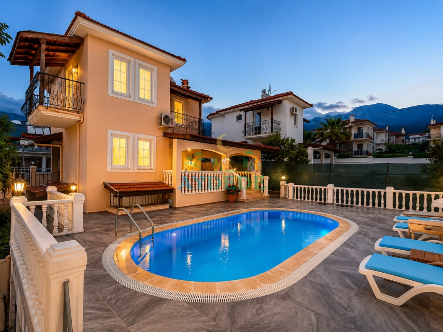 Villa Aloha Fethiye Ovacık'ta özel yüzme havuzu, geniş bahçesi ve 11 kişilik konaklama kapasitesiyle kalabalık ailelere özel lüks tatil villası.