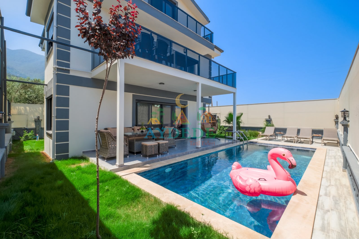 Fethiye Karaçulha'da bulunan Villa Voi Duo'nun özel yüzme havuzu, korunaklı bahçesi ve modern mimarisiyle lüks villa tatili sunan dış görünümü.