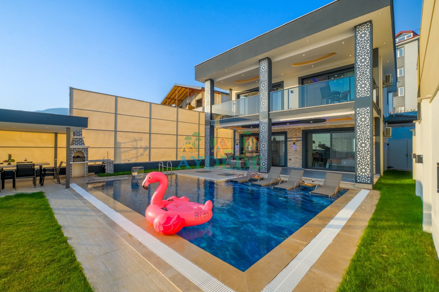 Fethiye Karaçulha'da bulunan Villa Kai, geniş özel yüzme havuzu, modern mimarisi ve korunaklı bahçesiyle ailelere ve balayı çiftlerine konforlu bir villa tatili sunmaktadır.