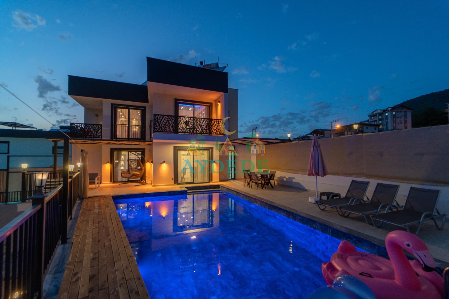 Villa Holly'nin Fethiye Karaçulha'daki modern dış cephesi, özel yüzme havuzu ve şık mimarisiyle lüks villa tatilinin ayrıcalığını sunuyor.