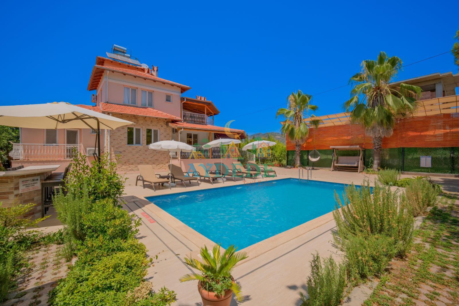 Villa Anatoryum'un geniş özel yüzme havuzu ve ferah bahçesi, Fethiye'de huzurlu ve konforlu bir villa tatili arayan misafirler için ideal bir yaşam alanı sunmaktadır.
