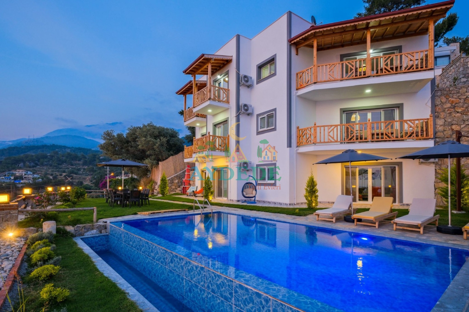 Villa King'in Fethiye Faralya'daki eşsiz deniz manzaralı özel yüzme havuzu ve modern mimarisi lüks villa tatili arayan misafirleri bekliyor.