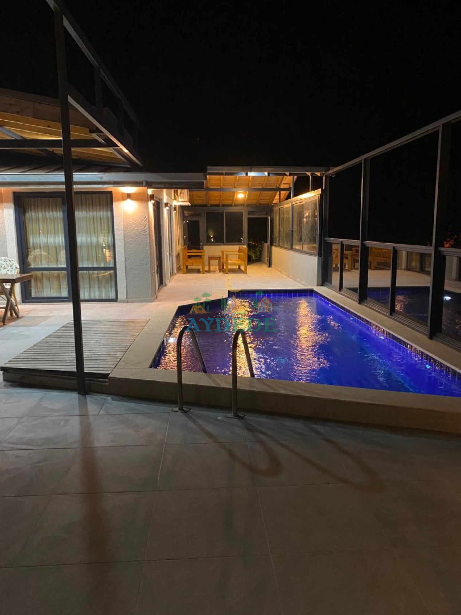Villa Tarla'nın Fethiye Karaağaç'taki özel yüzme havuzu ve geniş terası, doğa içerisinde huzurlu bir villa tatili sunmaktadır.
