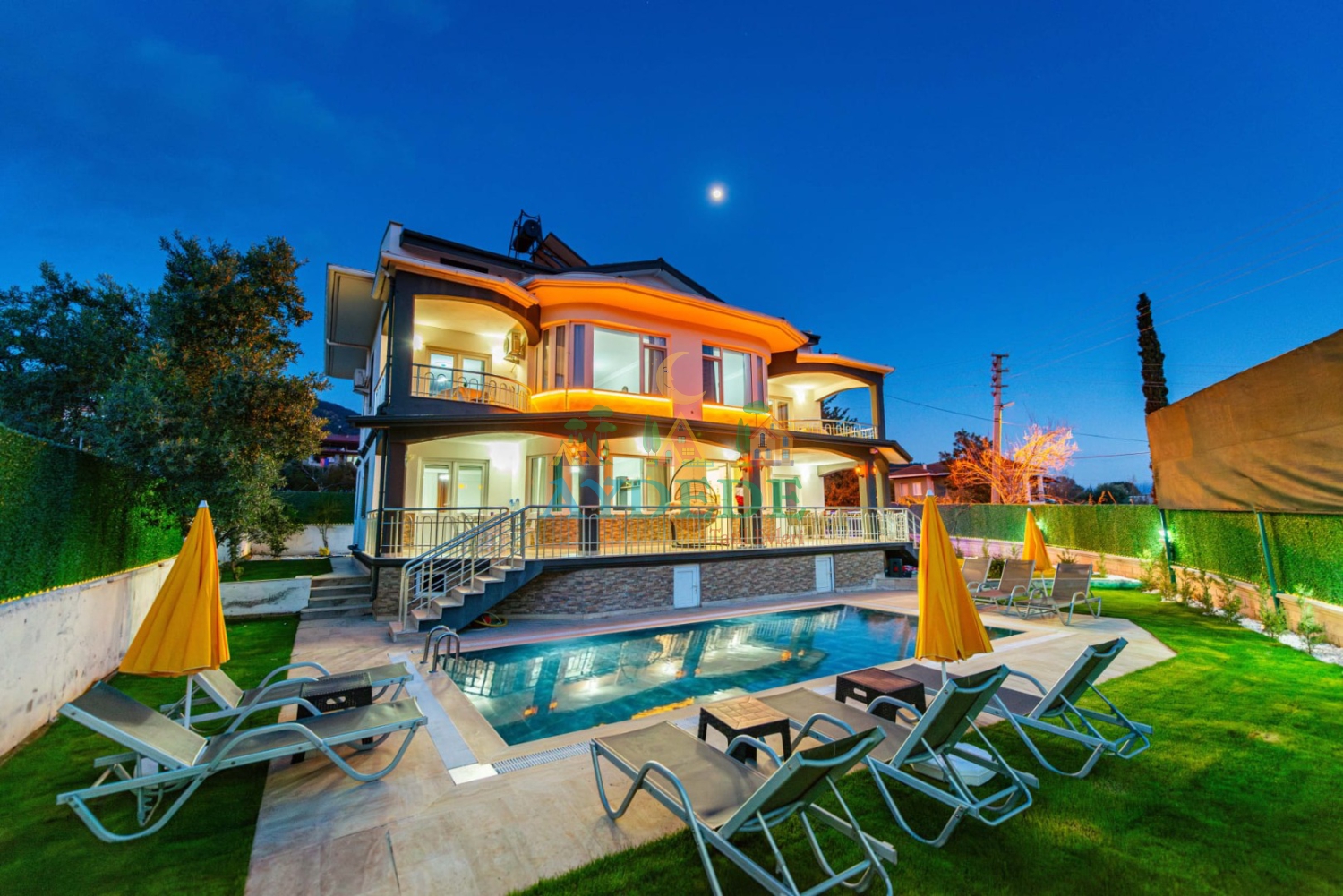 Villa Şiraz’ın akşam saatlerinde aydınlatılan özel havuzu ve geniş bahçesi, Fethiye’de huzurlu villa tatili arayanlara özel bir atmosfer sunuyor.