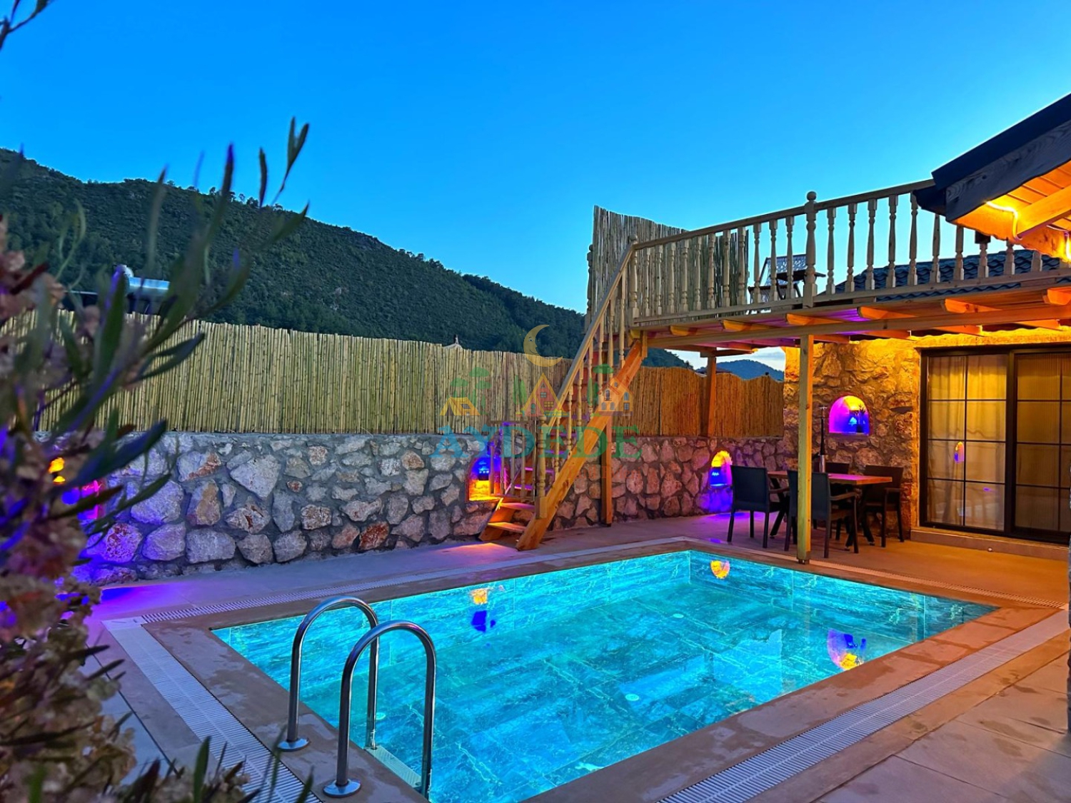 Fethiye Kayaköy’de yer alan Villa Soho, özel yüzme havuzu, taş mimarisi ve doğa içerisindeki huzurlu konumuyla balayı ve aile tatiline uygundur.