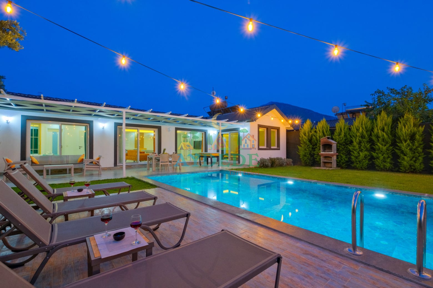 Villa Lizbon’un gece ışıklarıyla aydınlatılmış özel havuz alanı; Fethiye Patlangıç’ta muhafazakâr, jakuzili ve 6 kişilik kiralık villa.