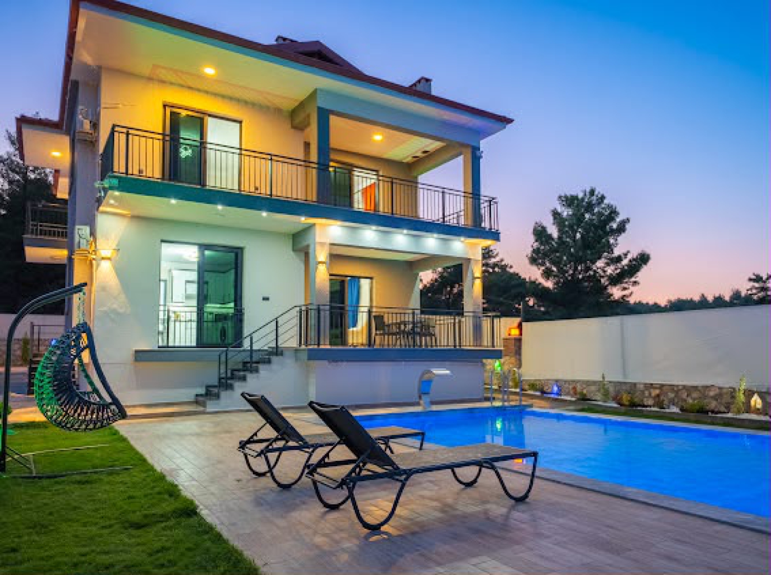 Seydikemer Villa Duru’nun akşam ışıklarıyla aydınlatılmış dış görünümü, özel havuzu ve geniş bahçesiyle huzurlu bir tatil atmosferi sunuyor.
