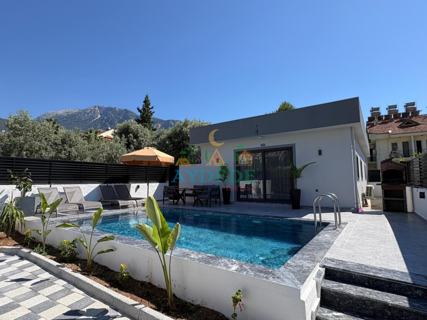 Sea Villa havuzlu bahçe görüntüsü