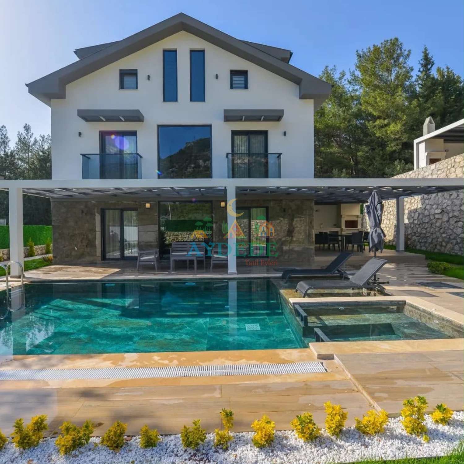 Fethiye Ovacık’ta konumlanan Villa Olea 2, modern mimarisi, geniş bahçesi ve özel havuzuyla konforlu tatil sunuyor.