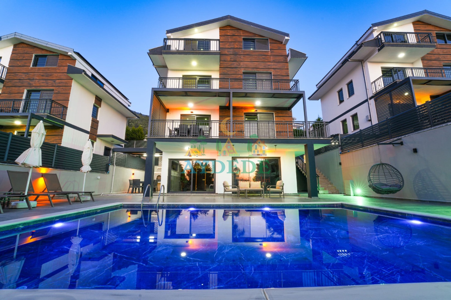 Fethiye Ovacık’ta yer alan modern dış cephesi ve özel havuzu, lüks villa konaklamasına şık bir görünüm sunuyor.