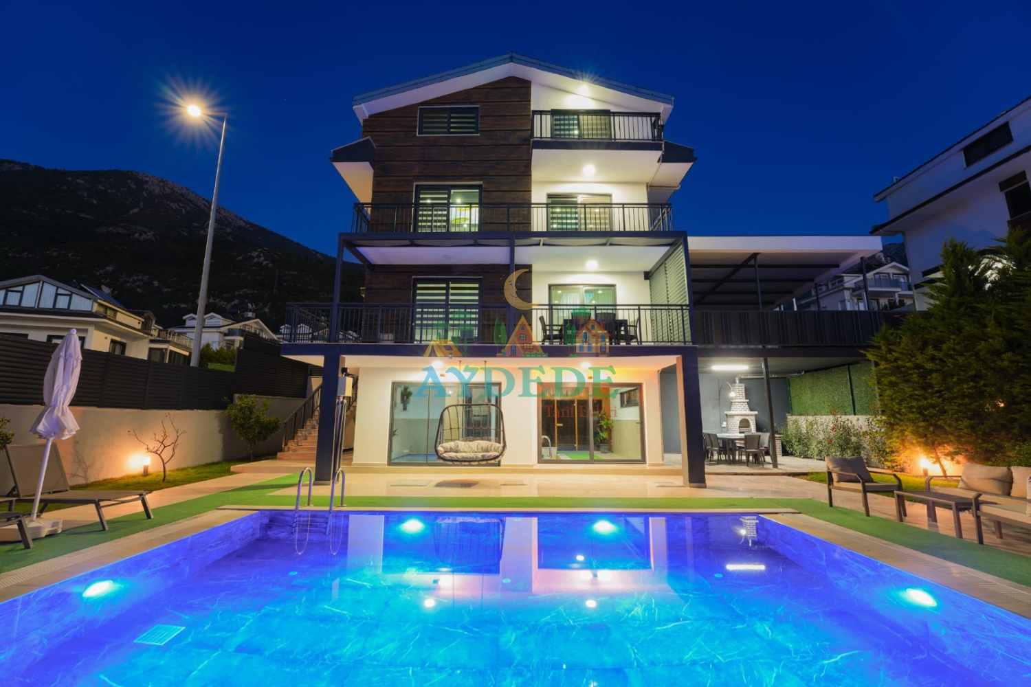Fethiye Ovacık’ta yer alan modern dış cephesi ve özel havuzu, lüks villa konaklamasına şık bir görünüm sunuyor.