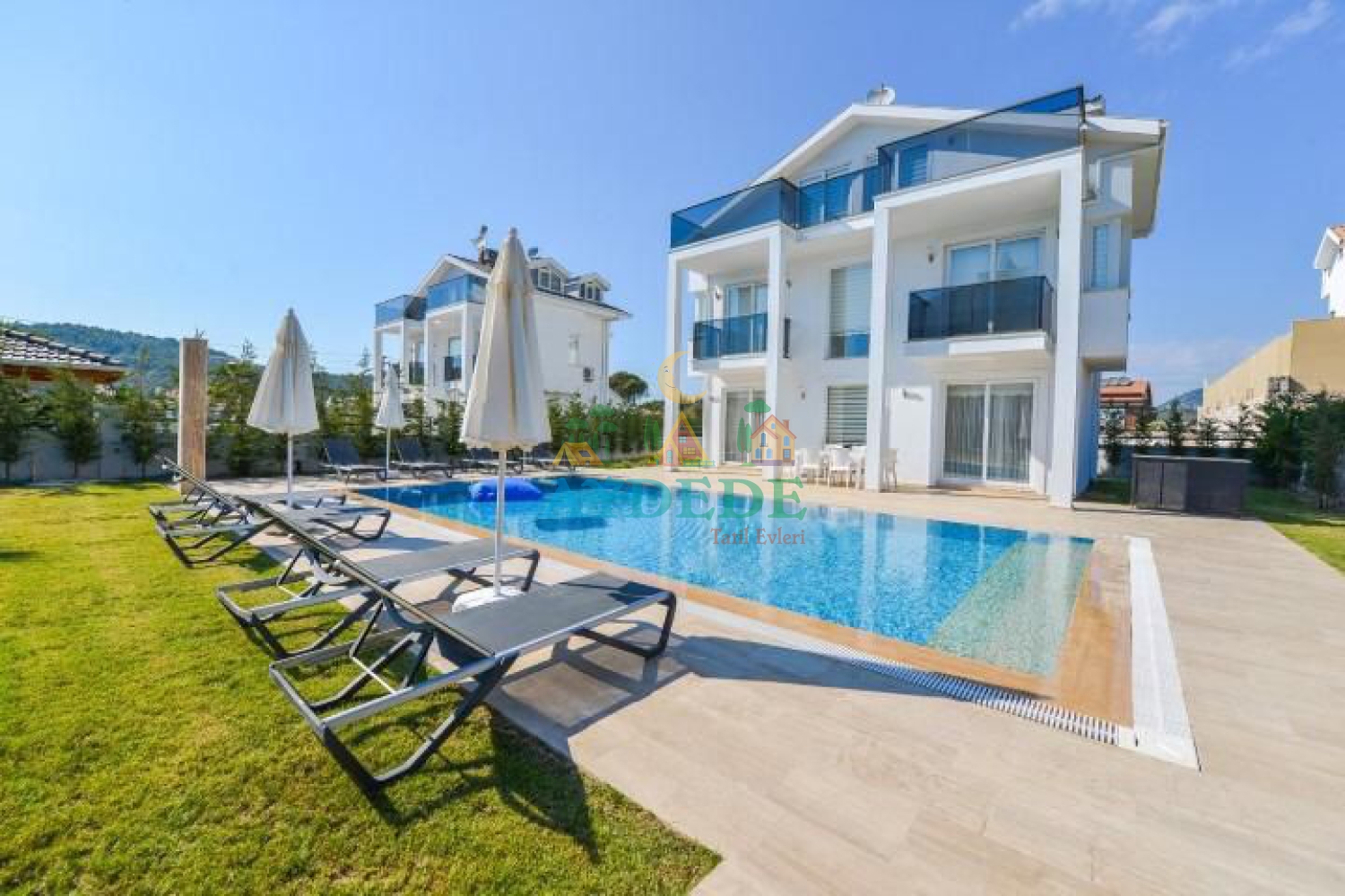 Villa Şans Fethiye Hisarönü’nde özel havuzlu, geniş bahçeli ve 11 kişilik konaklama kapasiteli 4+1 aile villası dış görünümü.