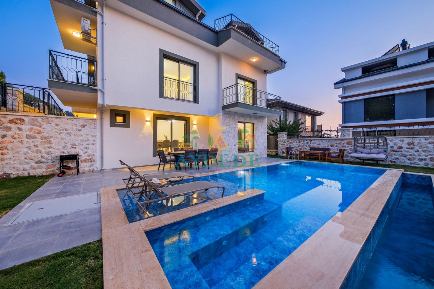 Villa Rita 1 Fethiye Faralya’da özel havuzlu, deniz manzaralı ve 10 kişilik konaklama kapasiteli 4+1 modern villa dış görünümü.