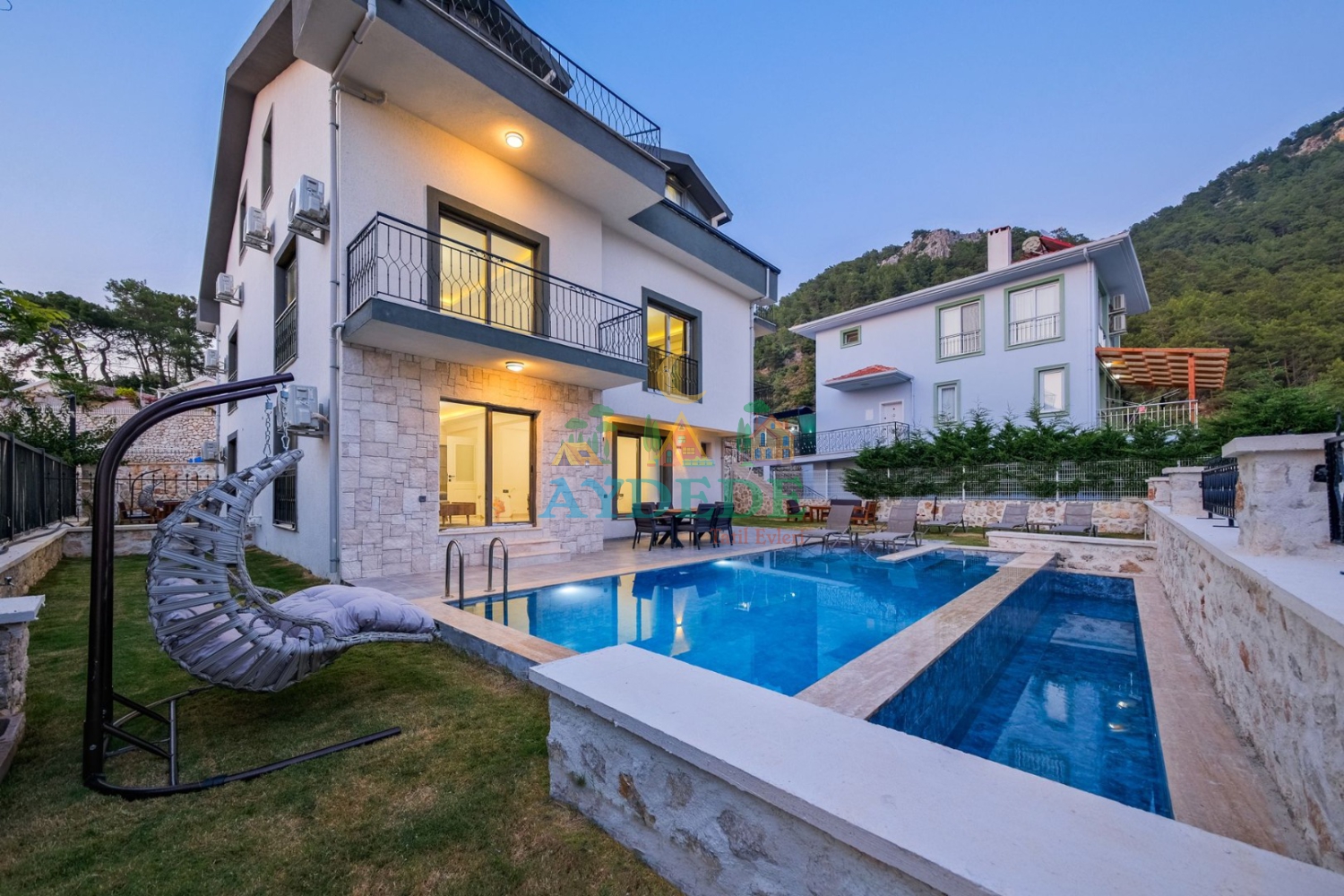 Fethiye Faralya’da özel havuzlu, geniş bahçeli ve modern mimariye sahip 10 kişilik 4+1 kiralık villa dış görünüm