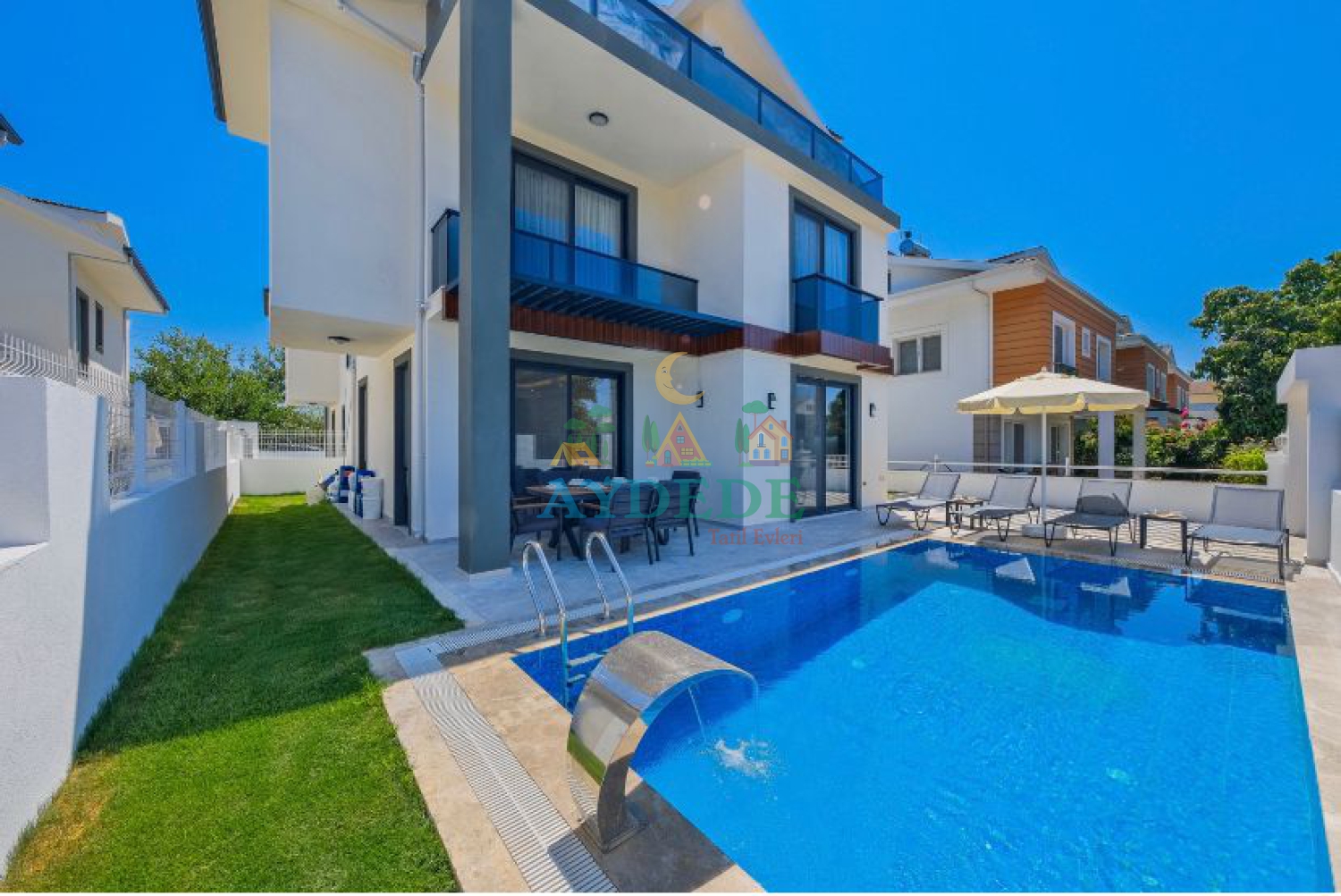 Villa Ubud 2 Fethiye Merkez’de modern mimarisi, özel yüzme havuzu ve ferah dış alanıyla aile ve arkadaş gruplarına konforlu tatil sunmaktadır.