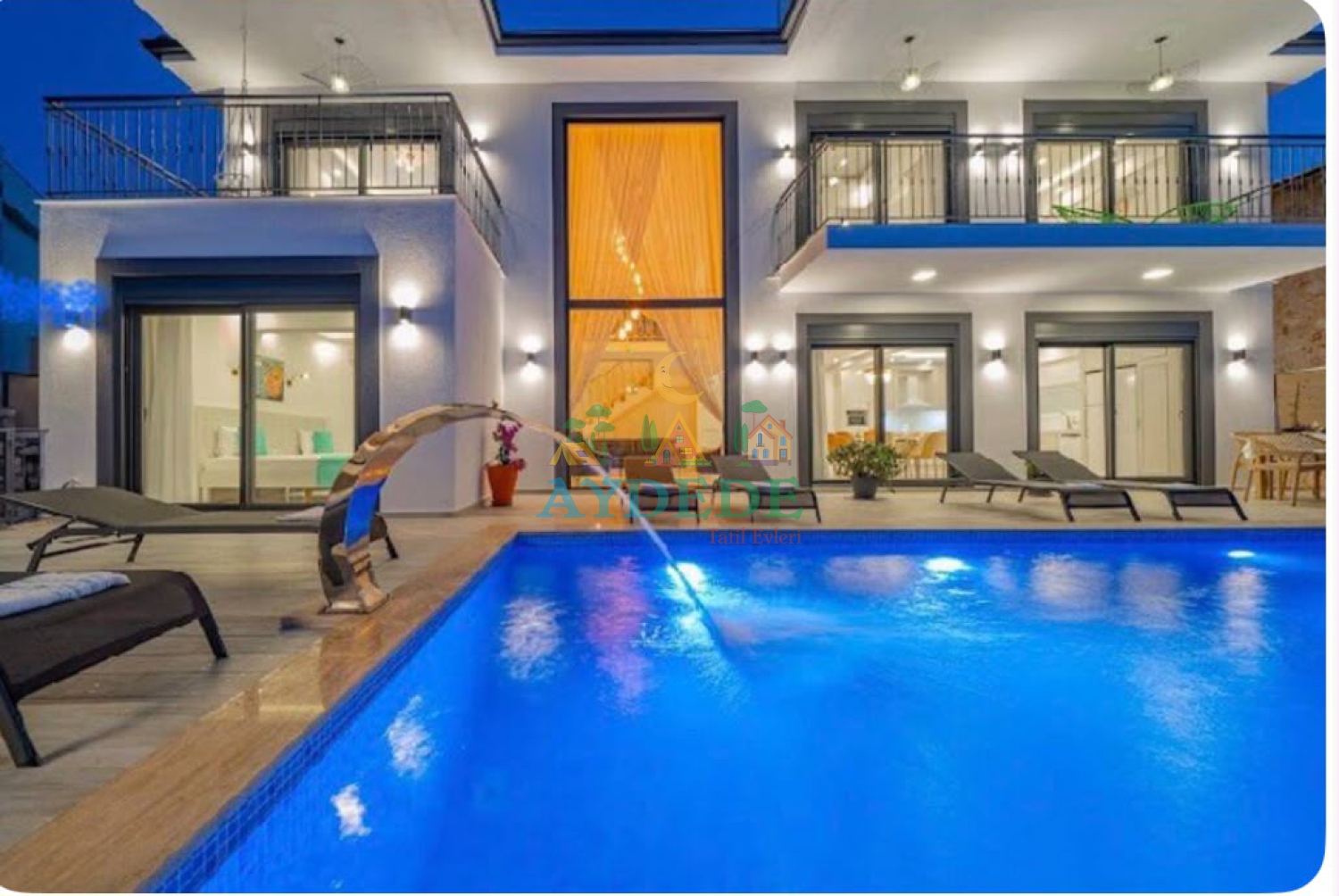 Villa Melodi Kaş Çukurbağ’da gece aydınlatmalı özel yüzme havuzu, ultra lüks mimarisi ve modern dış yaşam alanıyla balayı villası görünümü.