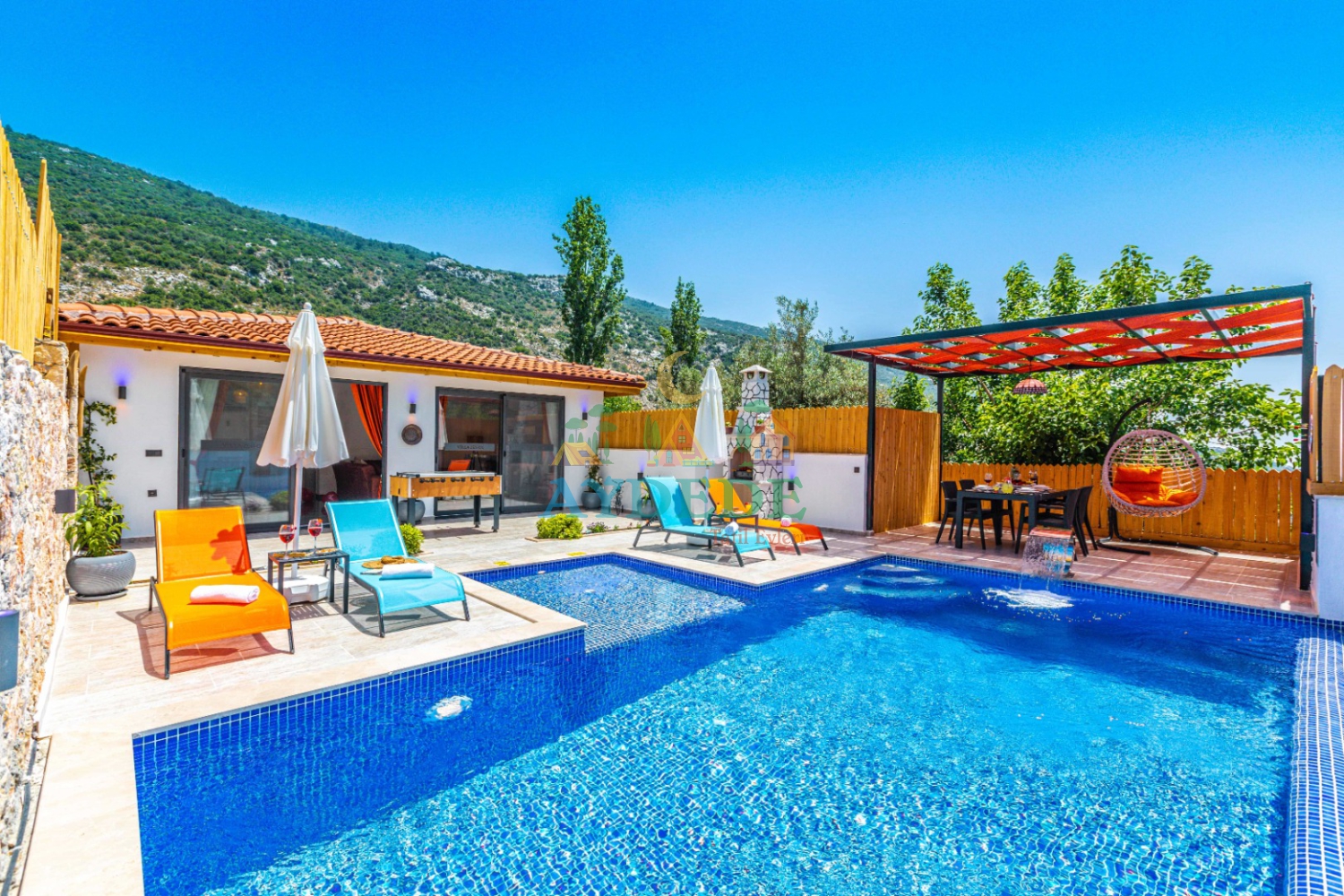 Kalkan İslamlar’da Villa Neon’un özel yüzme havuzu ve bahçe alanı