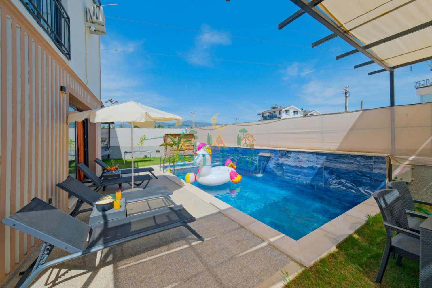 Villa Grandy’nin korunaklı özel yüzme havuzu ve modern dış tasarımı, Fethiye Çalıca Bölgesi’nde konforlu bir tatil sunmaktadır.