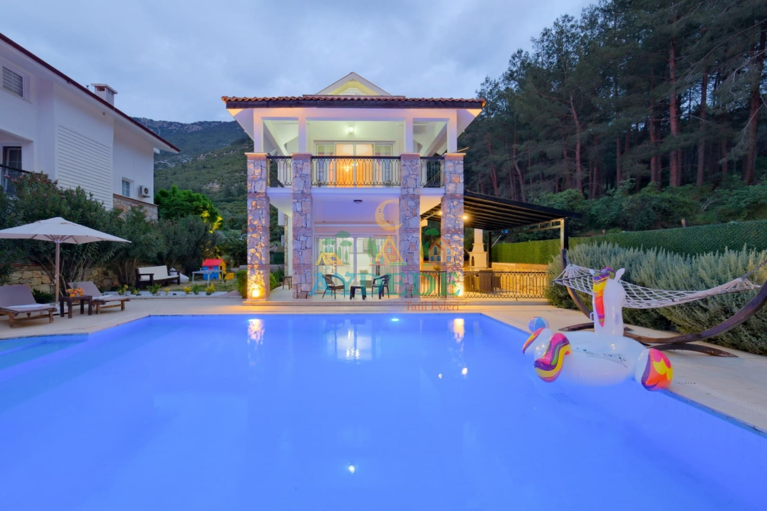 Villa Cherry'nin korunaklı özel yüzme havuzu ve modern dış cephesi, Fethiye Ovacık'ta huzurlu bir tatil deneyimi sunmaktadır.