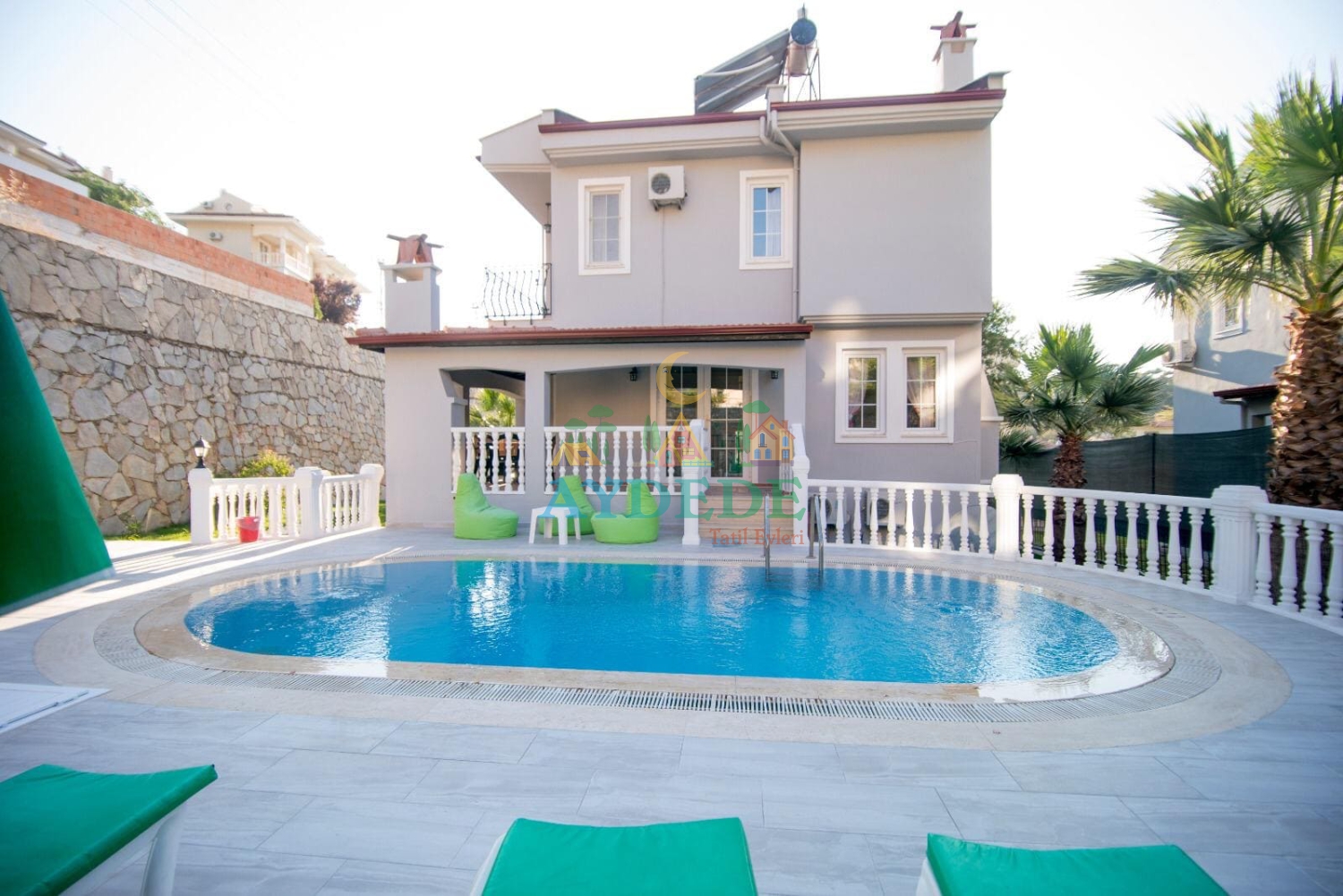 Villa Gökdeniz’in Fethiye Ovacık’ta yer alan özel havuzlu geniş bahçeli dış cephe görünümü