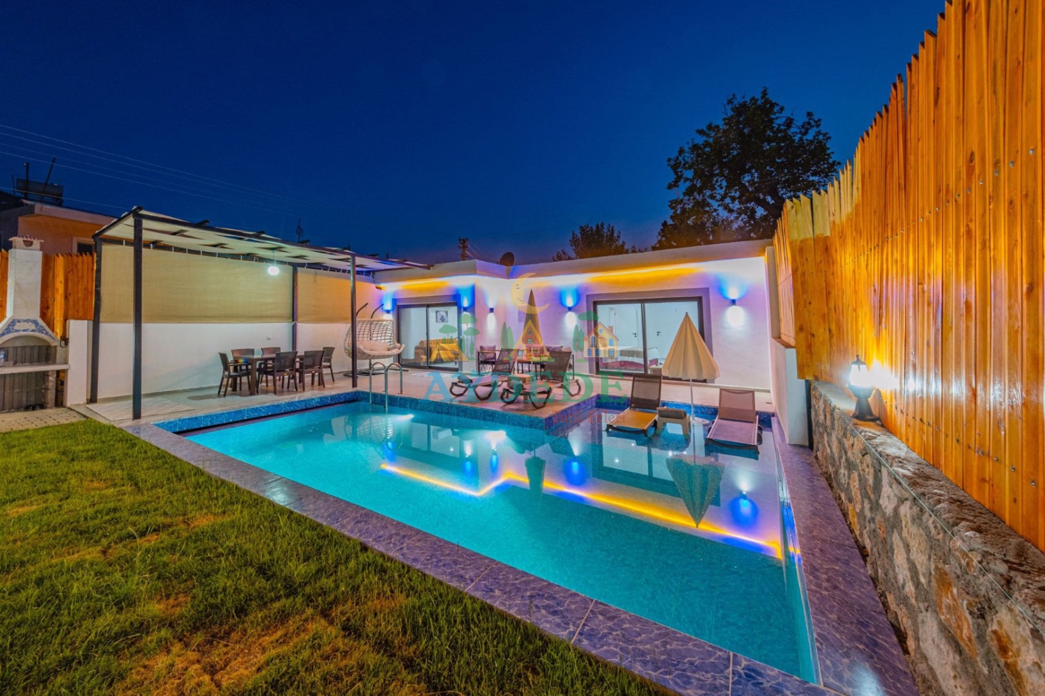 Villa Simos Kalkan Yeşilköy'de korunaklı özel yüzme havuzu ve modern tasarımıyla muhafazakar ailelere özel konforlu villa.