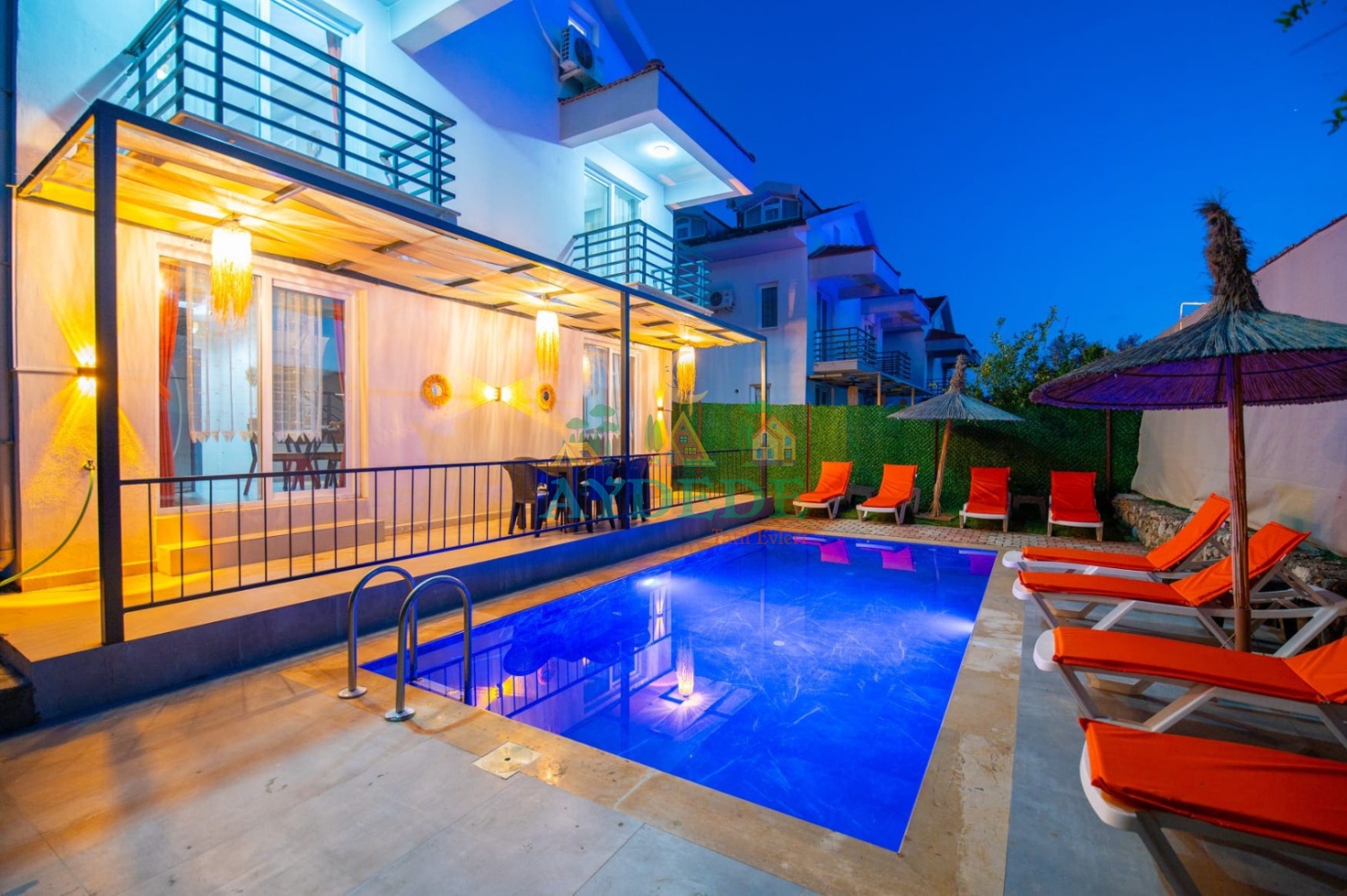 Villa Kalista 1-2 akşam aydınlatmalı özel havuz ve dış cephe görünümü – Fethiye Hisarönü lüks villa