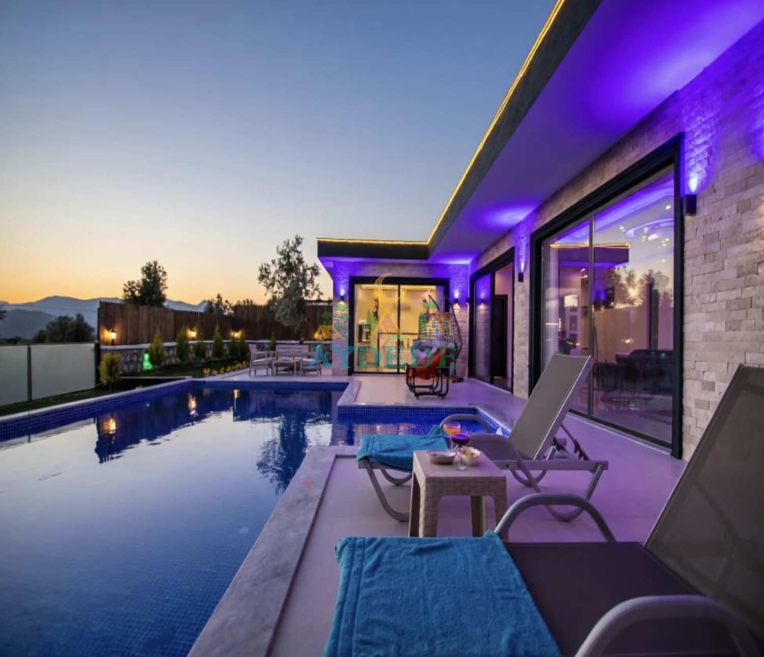 Villa Sorante’nin gün batımı manzaralı korunaklı özel havuzu ve modern dış mimarisiyle lüks tatil deneyimi.