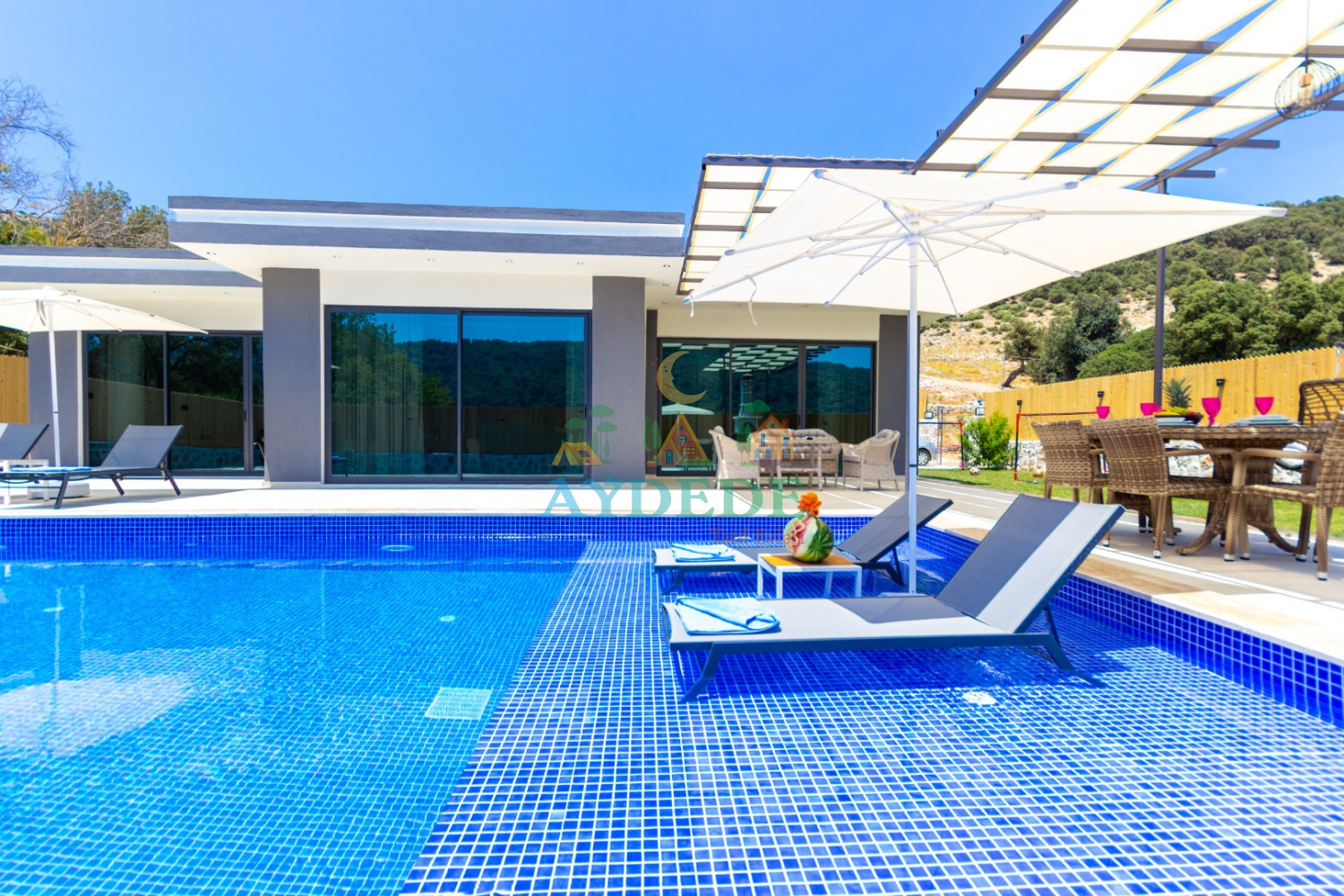 Villa Avcu 3’ün özel yüzme havuzu ve geniş güneşlenme alanı, Kalkan Sarıbelen’de muhafazakar villa tatili arayan misafirler için ideal bir konaklama sunmaktadır.