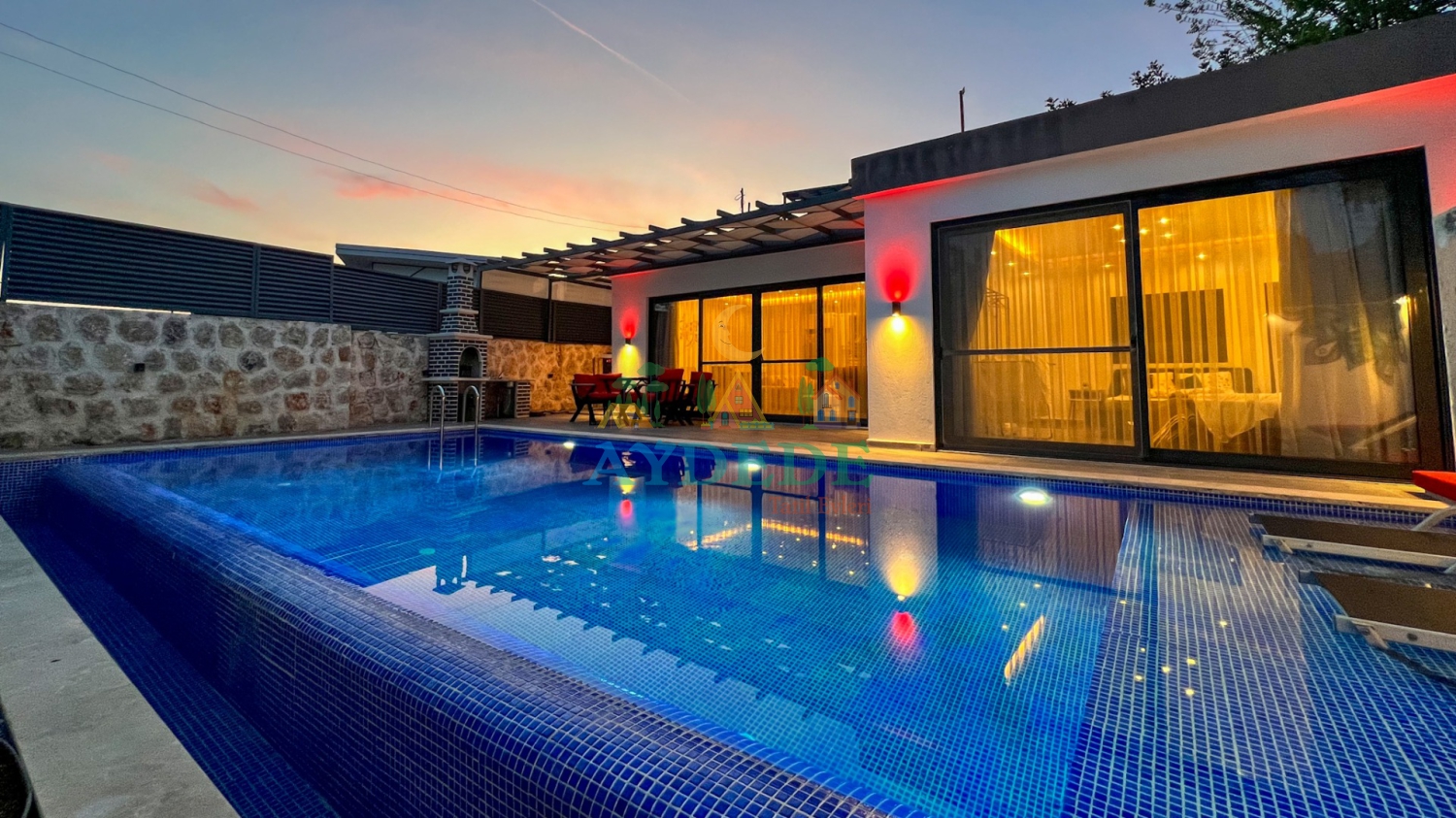 Villa Balies Kalkan Üzümlü’de özel havuz, modern villa mimarisi ve akşam ambiyansıyla huzurlu balayı tatili görünümü.