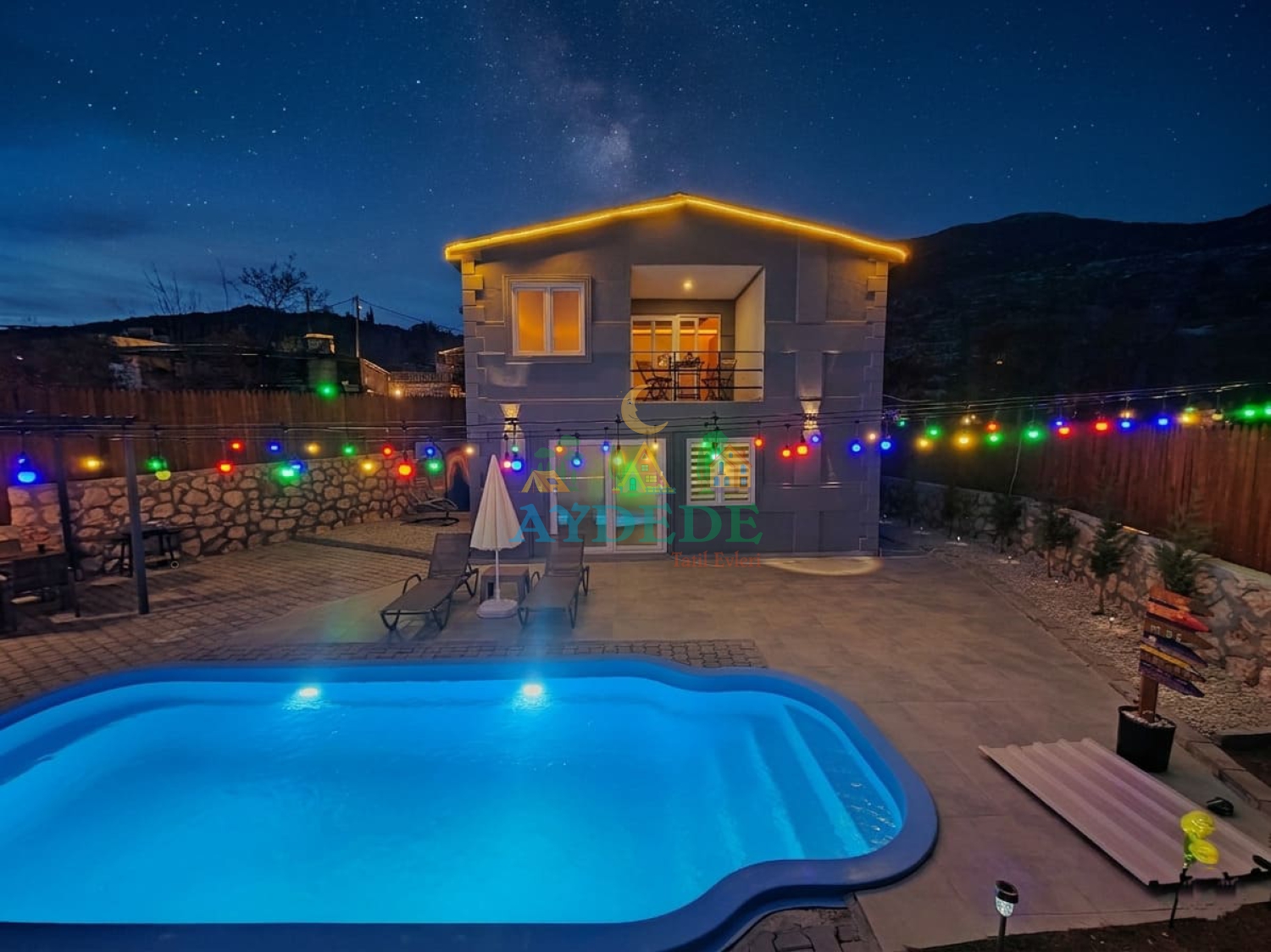 Villa Gökkuşağı Kaş Kalkan Aklar’da gece aydınlatmalı özel havuzu ve korunaklı bahçesiyle balayı çiftlerine huzurlu tatil sunuyor.