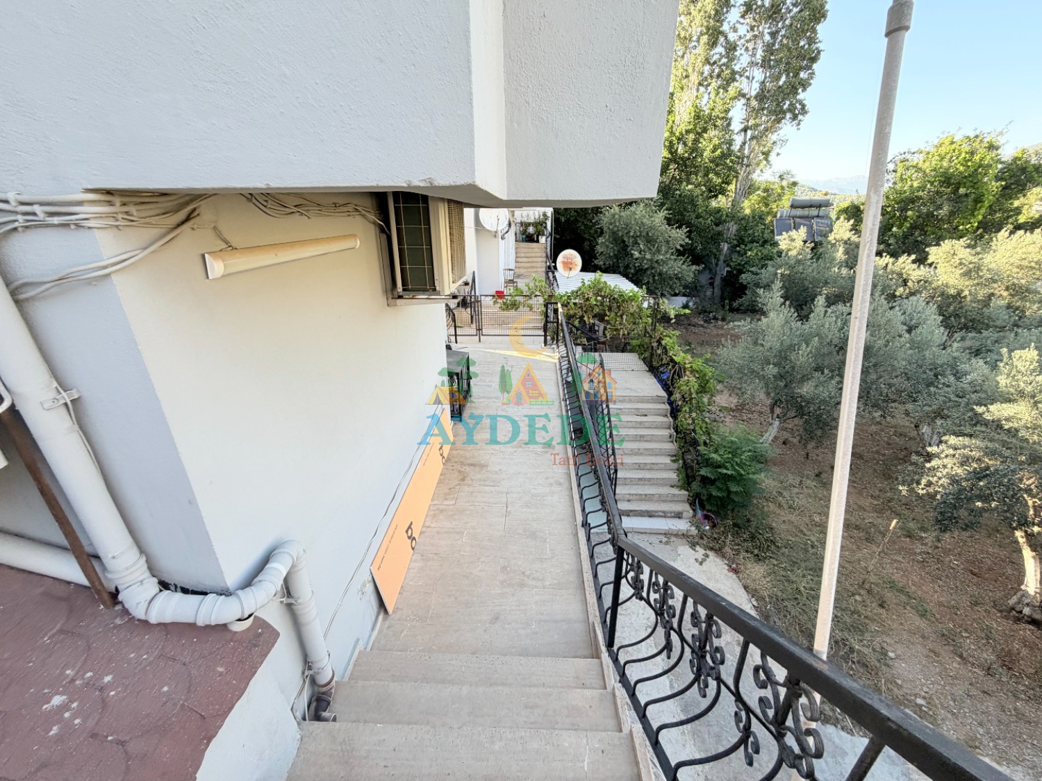 Novi Villa'nın geniş balkon alanı, ferah yapısı ve açık hava oturma bölümüyle konforlu bir tatil deneyimi sunmaktadır.