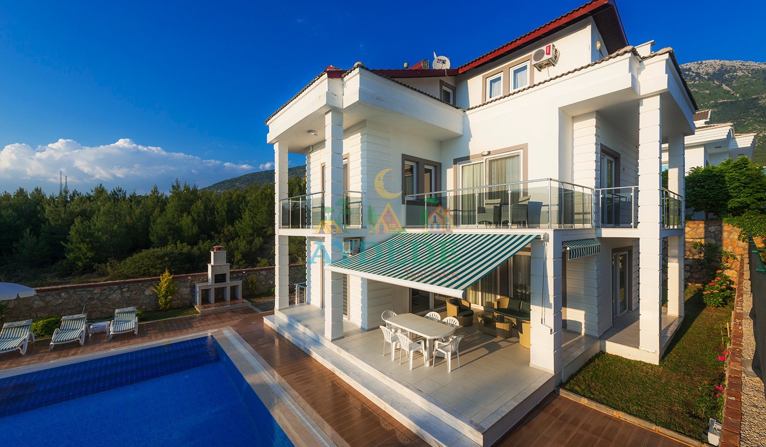 Villa Twins 11 Fethiye Ovacık’ta doğa manzaralı, özel havuzlu, geniş dış yaşam alanına sahip 4+1 kiralık aile villası.