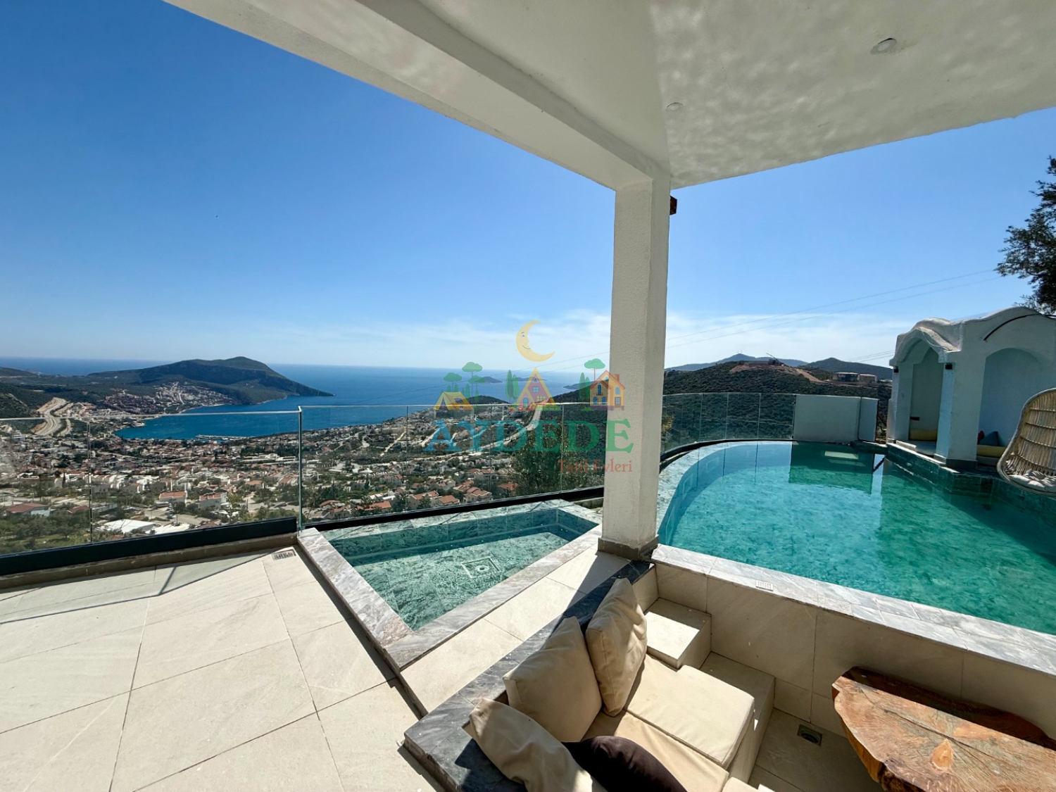 Kalkan Akbel’de yüksek konumlu teras, infinity havuz ve panoramik deniz manzarası