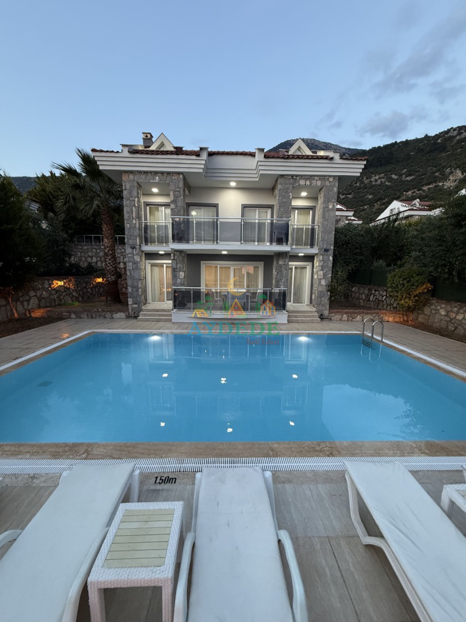 Villa Bera’nın geniş özel yüzme havuzu ve gösterişli mimarisi, Fethiye Ovacık’ta lüks bir villa tatili deneyimi sunmaktadır.