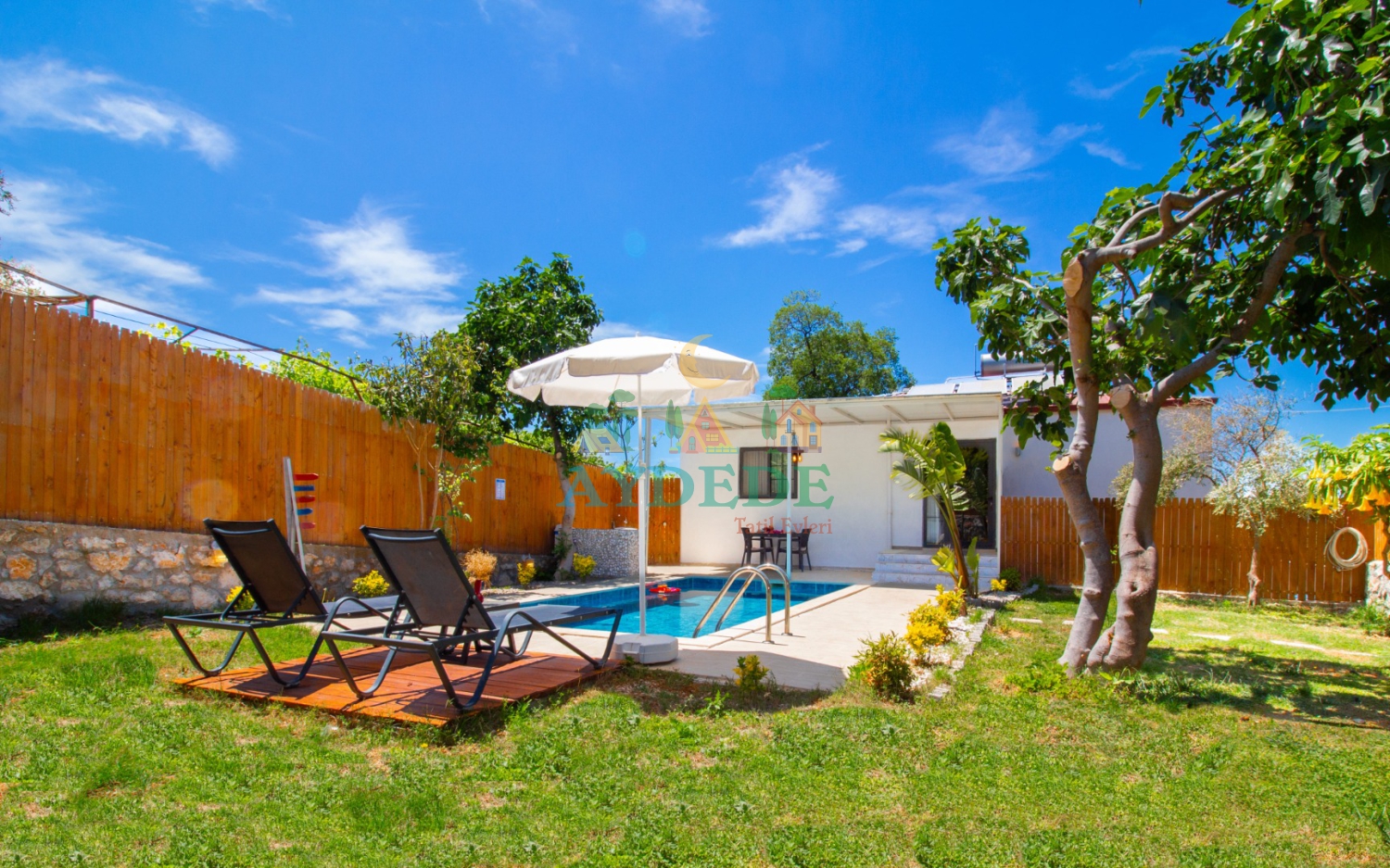 Villa Love’un korunaklı özel yüzme havuzu ve geniş bahçe alanı, Kalkan Üzümlü’de huzurlu ve muhafazakar bir tatil deneyimi sunmaktadır.