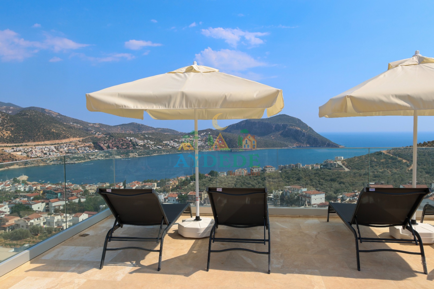 Villa Zima 1 Kalkan Kalamar’da full deniz manzaralı özel havuzu, şezlongları ve güneşlenme alanıyla lüks bir tatil atmosferi sunmaktadır.