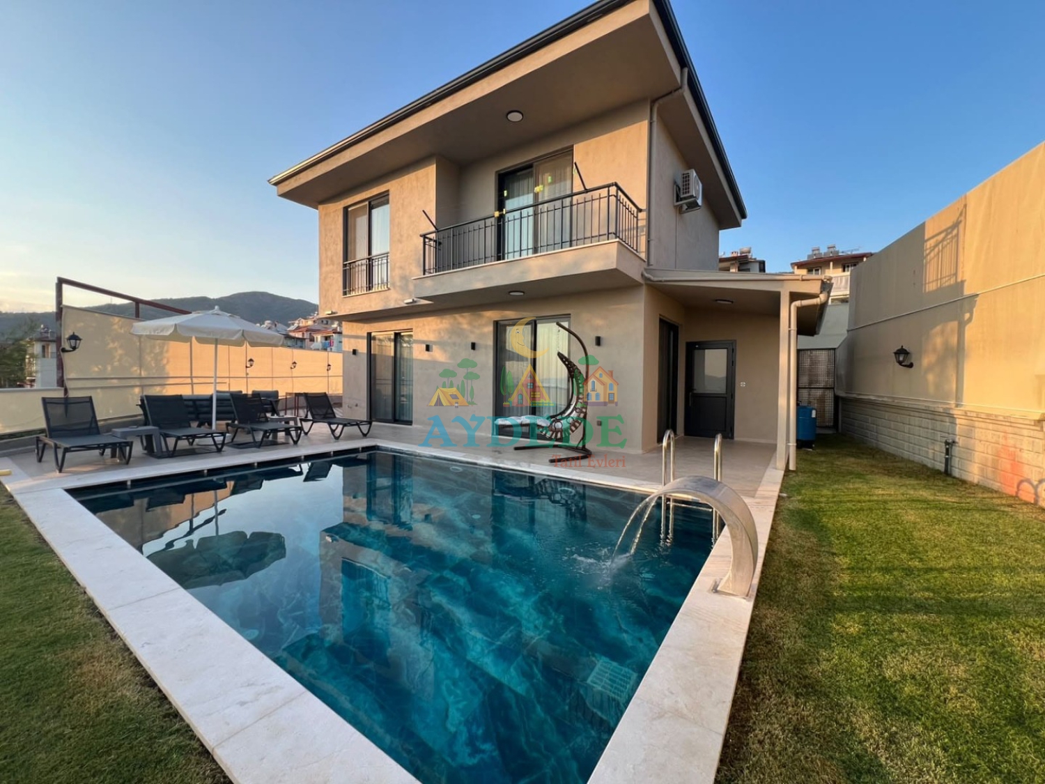 Villa Şirinay 2’nin özel yüzme havuzu ve modern dış cephesiyle Fethiye Karaçulha’da konforlu villa tatili sizi bekliyor.