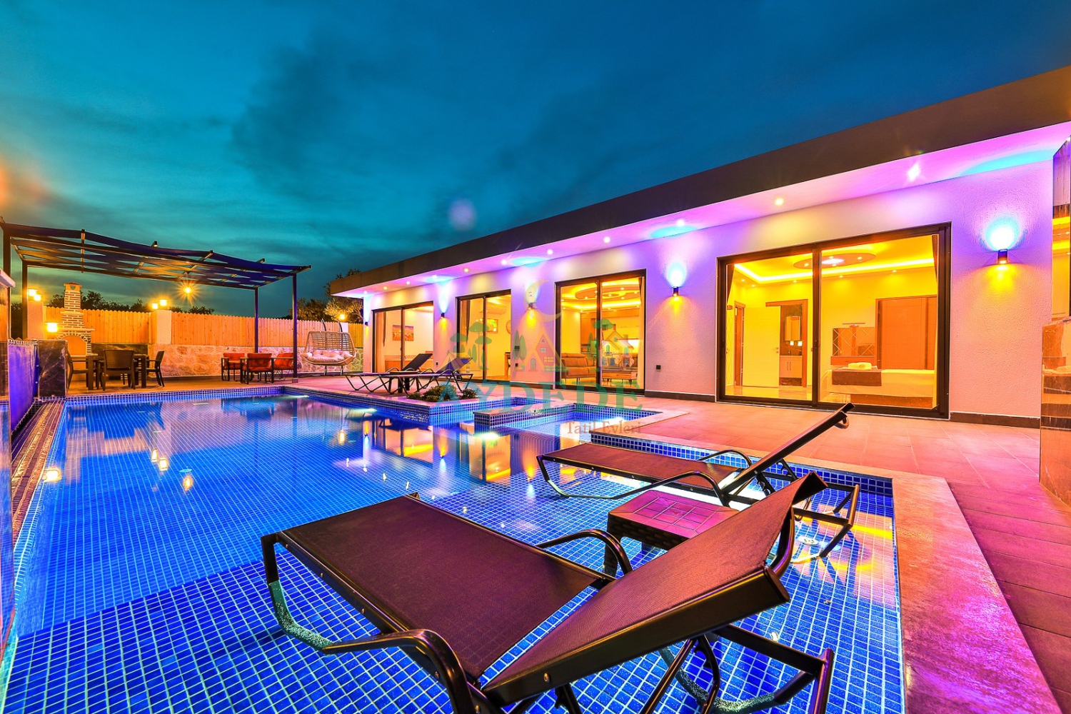 Havuz aydınlatması ve dış cephe ışıklarıyla büyüleyici atmosfer.