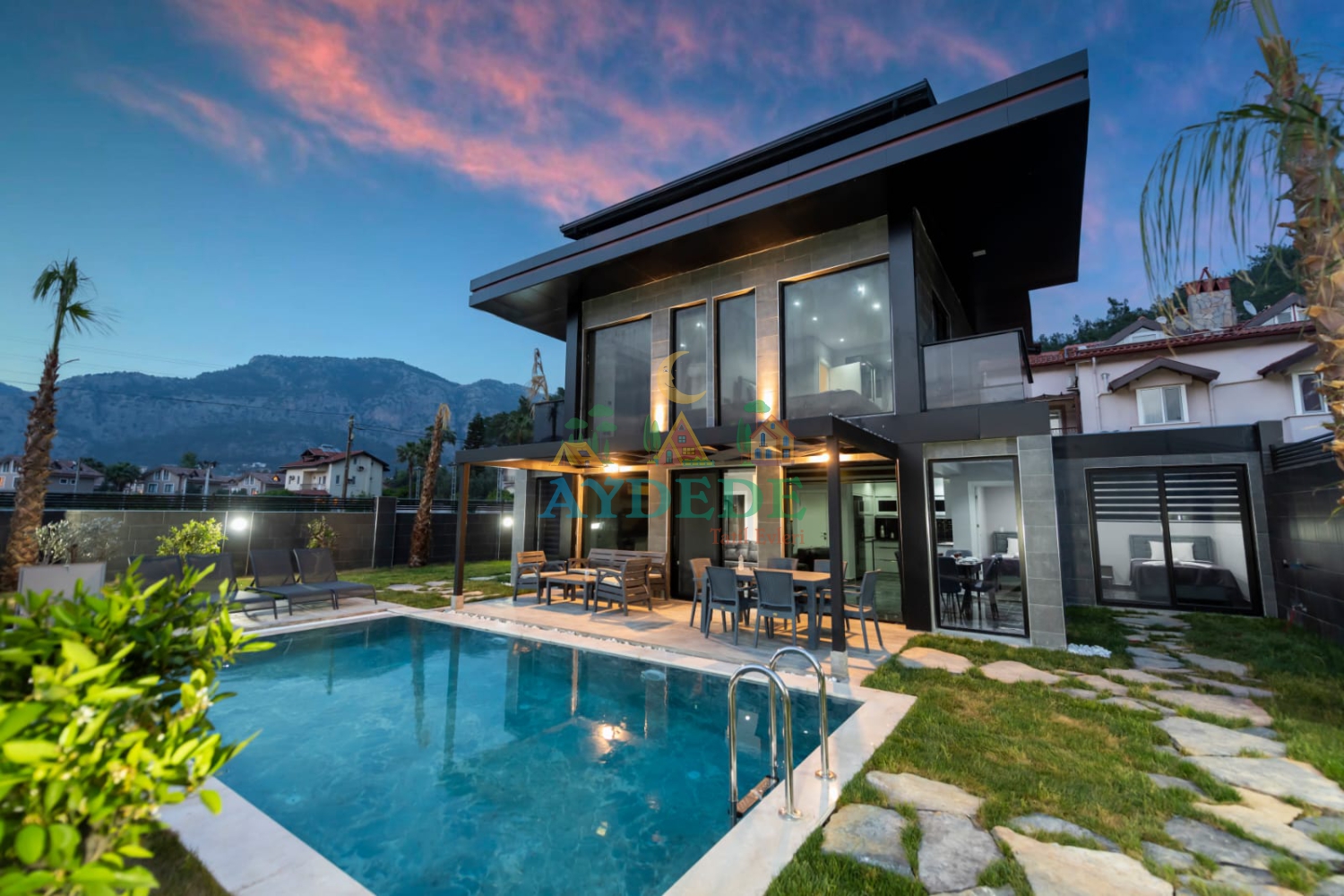 Fethiye Göcek'te doğa manzaralı, geniş çim bahçeli ve özel yüzme havuzlu 2 katlı lüks Villa Anka 3'ün genel dış cephe görünümü.