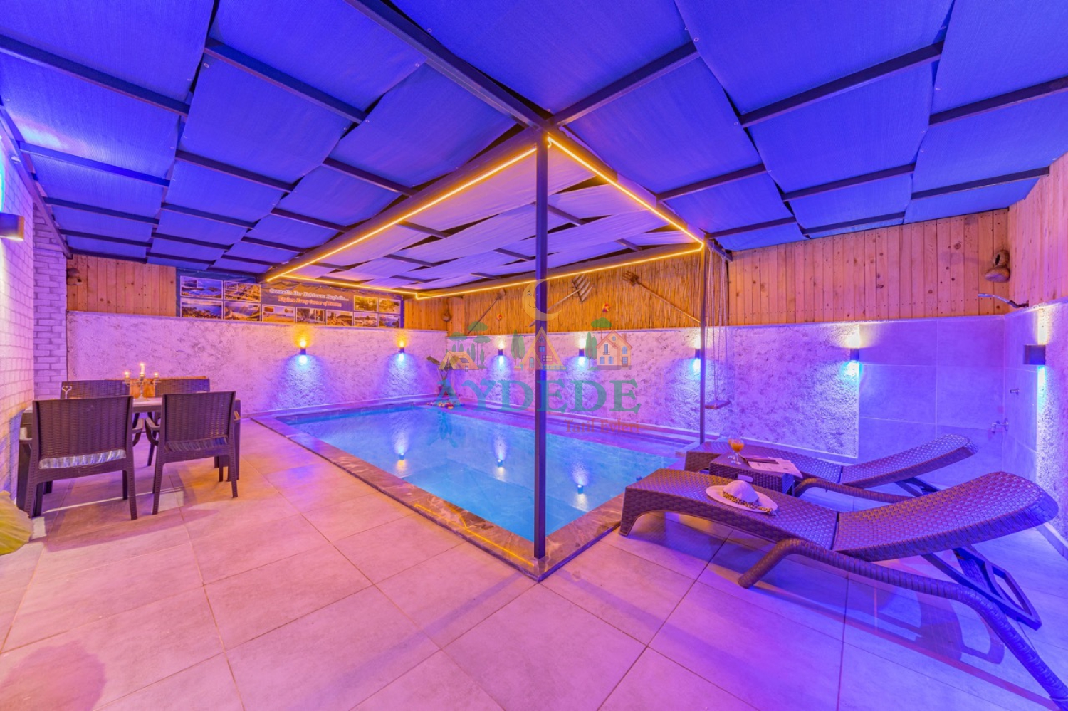Kalkan Çavdır’da bulunan Villa Paşa’nın korunaklı kapalı havuzu, balayı çiftlerine yılın her döneminde konforlu tatil imkânı sunmaktadır.