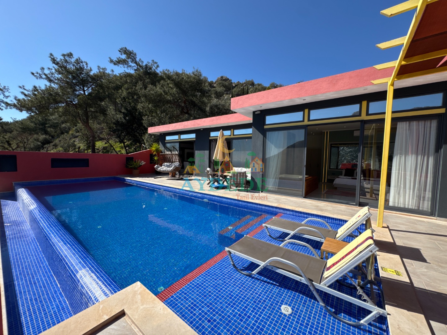 Modern mimariyle bütünleşmiş, sonsuzluk havuzu hissi veren yüzme alanı.