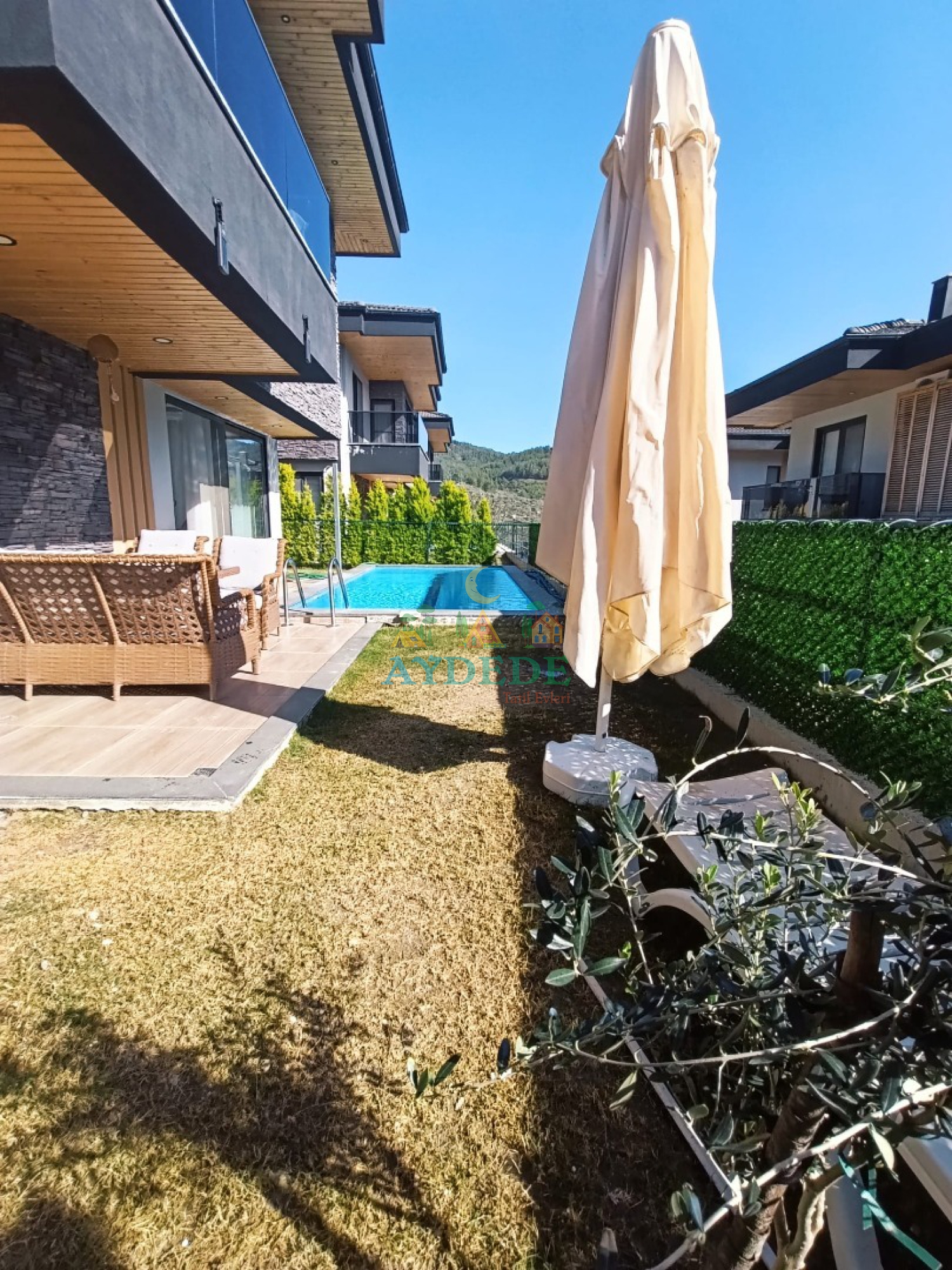 Tamamen size ait, korunaklı ve her sabah bakımı yapılan tertemiz yüzme havuzu.