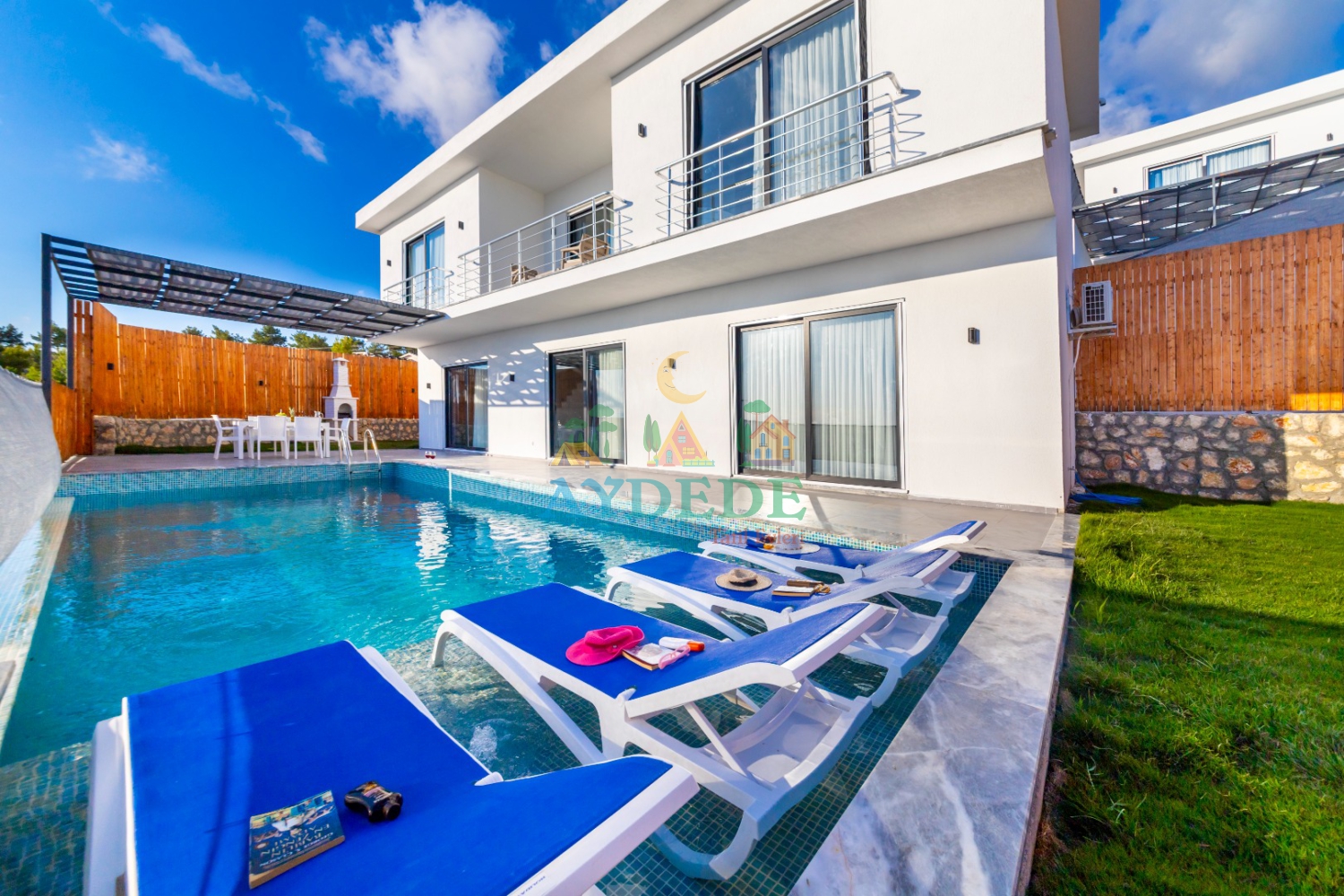 Kaş Kalkan Üzümlü mevkiinde yer alan modern mimarili Villa Lunox 1'in özel yüzme havuzu ve dış cephe görünümü.