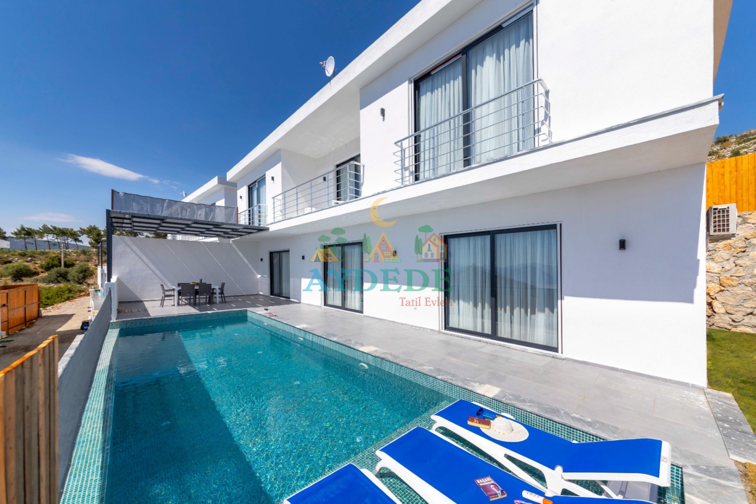 Kaş Kalkan Üzümlü mevkiinde yer alan modern iki katlı Villa Lunox 4'ün özel yüzme havuzu ve dış cephe görünümü.